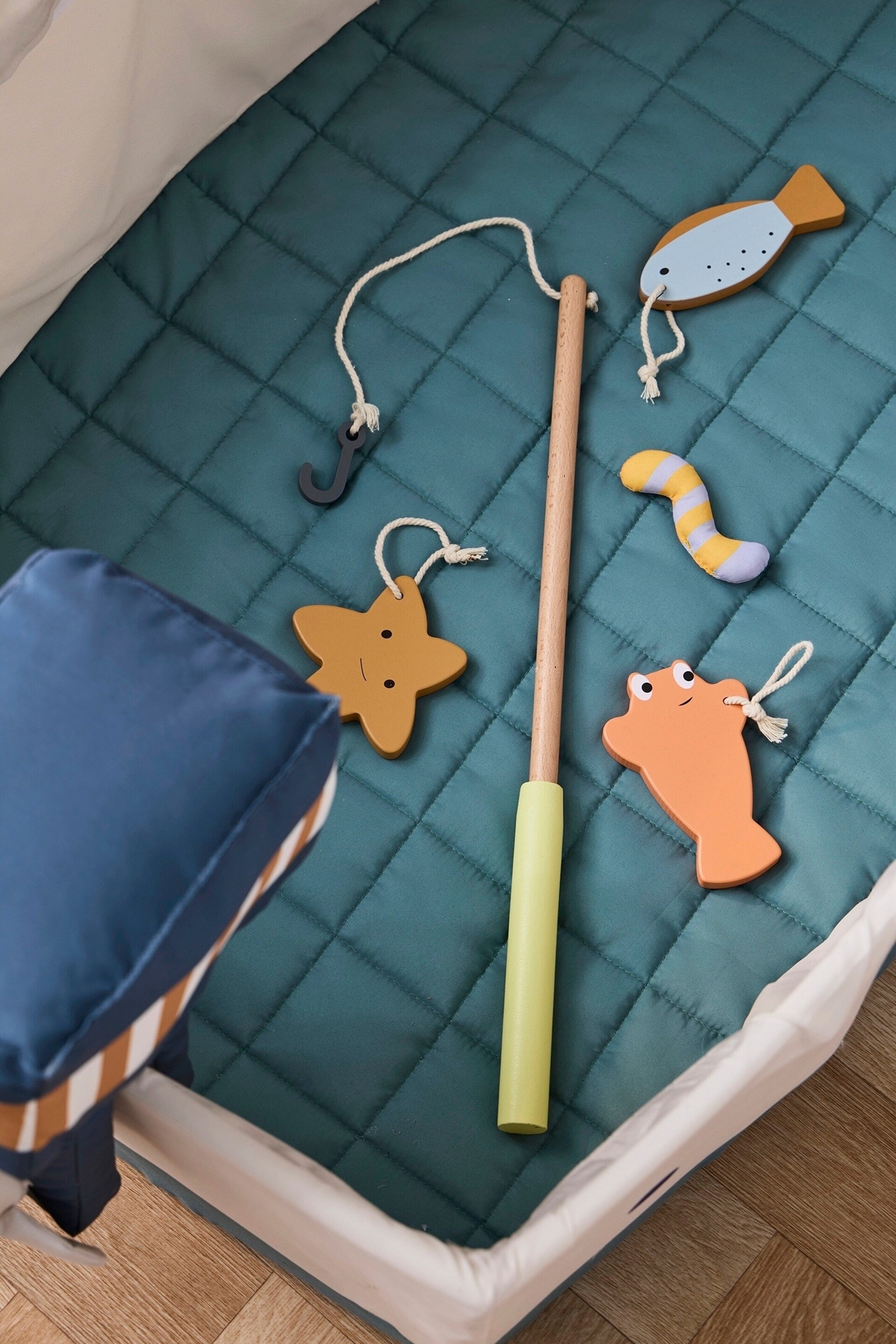 Kids Concept Fischerboot aus Stoff mit Angelset