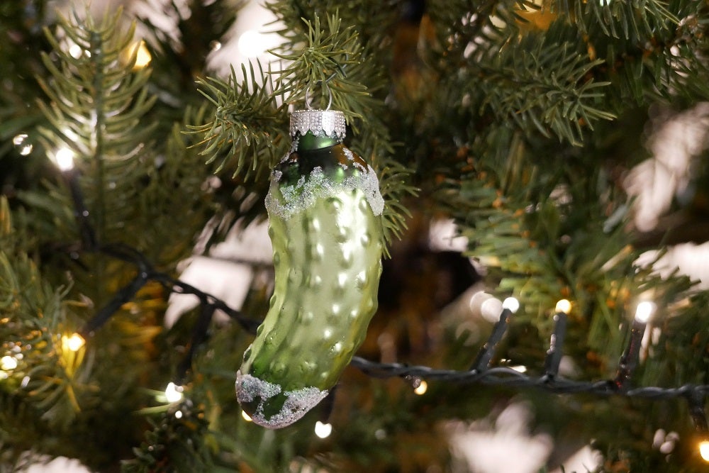 Groen getinte, 10 cm Duitse kerst augurk van glas, mondgeblazen en met de hand versierd, 1 stuk, kerstballen, kerstversieringen, kerstversieringen