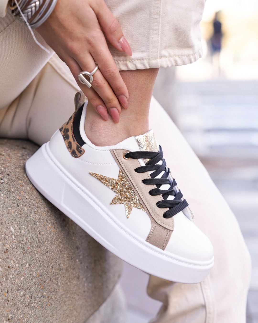 Basket femme blanche noire à lacets étoile - Ombeline