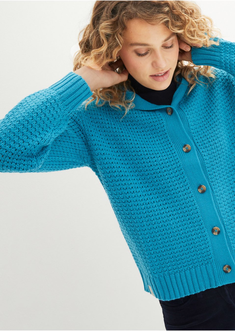 Veste en maille à gros boutons et capuche