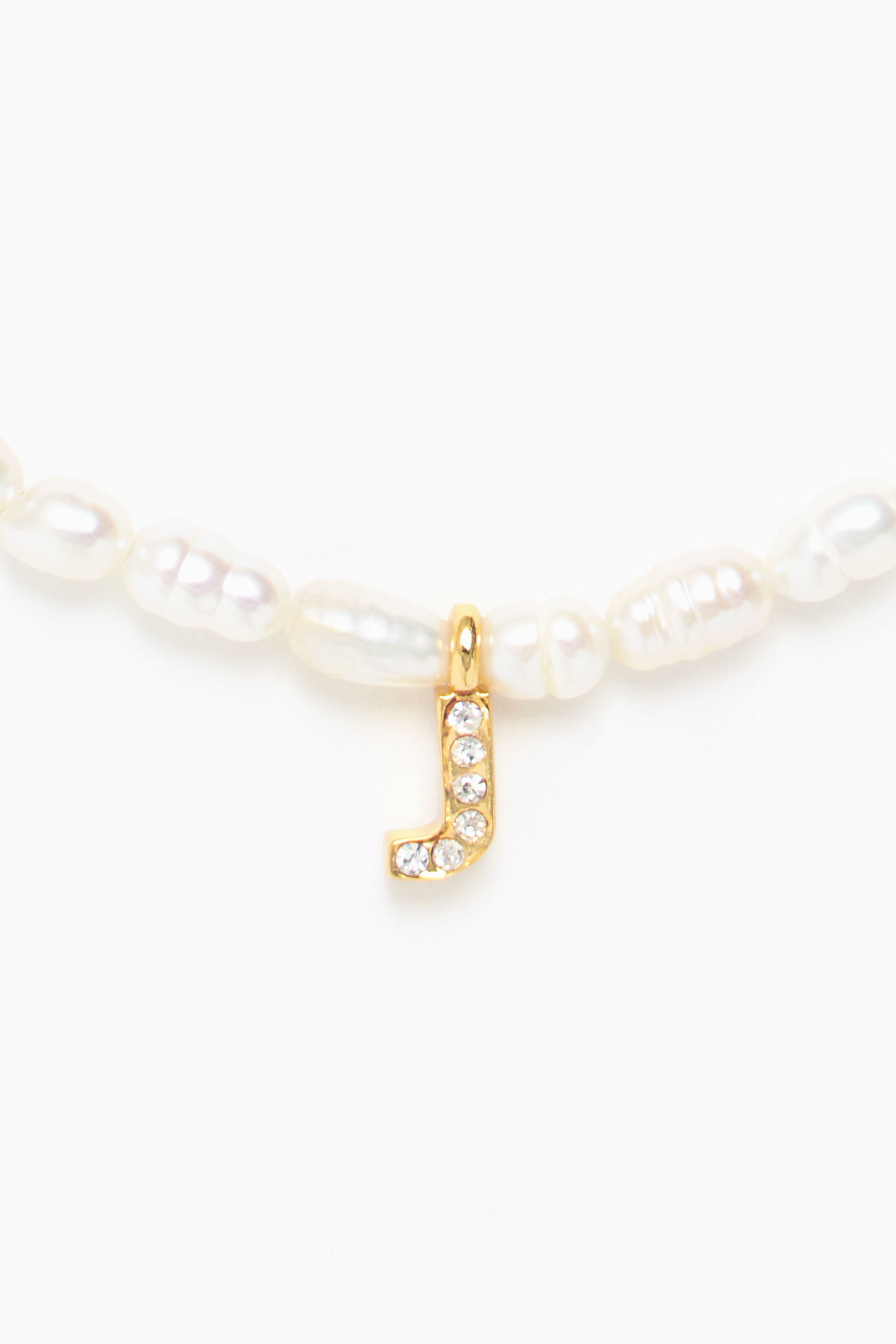 Pulseira de pérolas com a letra J