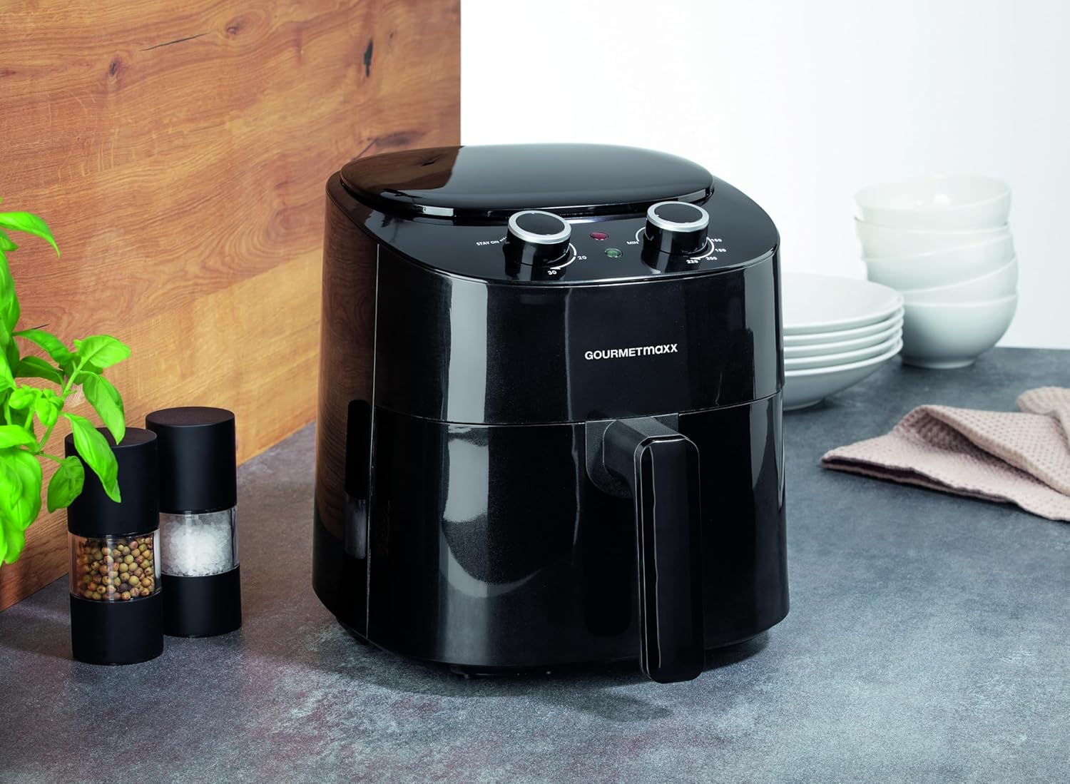 GOURMETmaxx Heißluftfritteuse 4,5L | Airfryer mit 8 Programmen, ideal zum besonders fettarmen Garen, Grillen oder Backen ohne Öl | Mit LCD-Display, Timer- & Stay-On-Funktion | 1400W [Schwarz]
