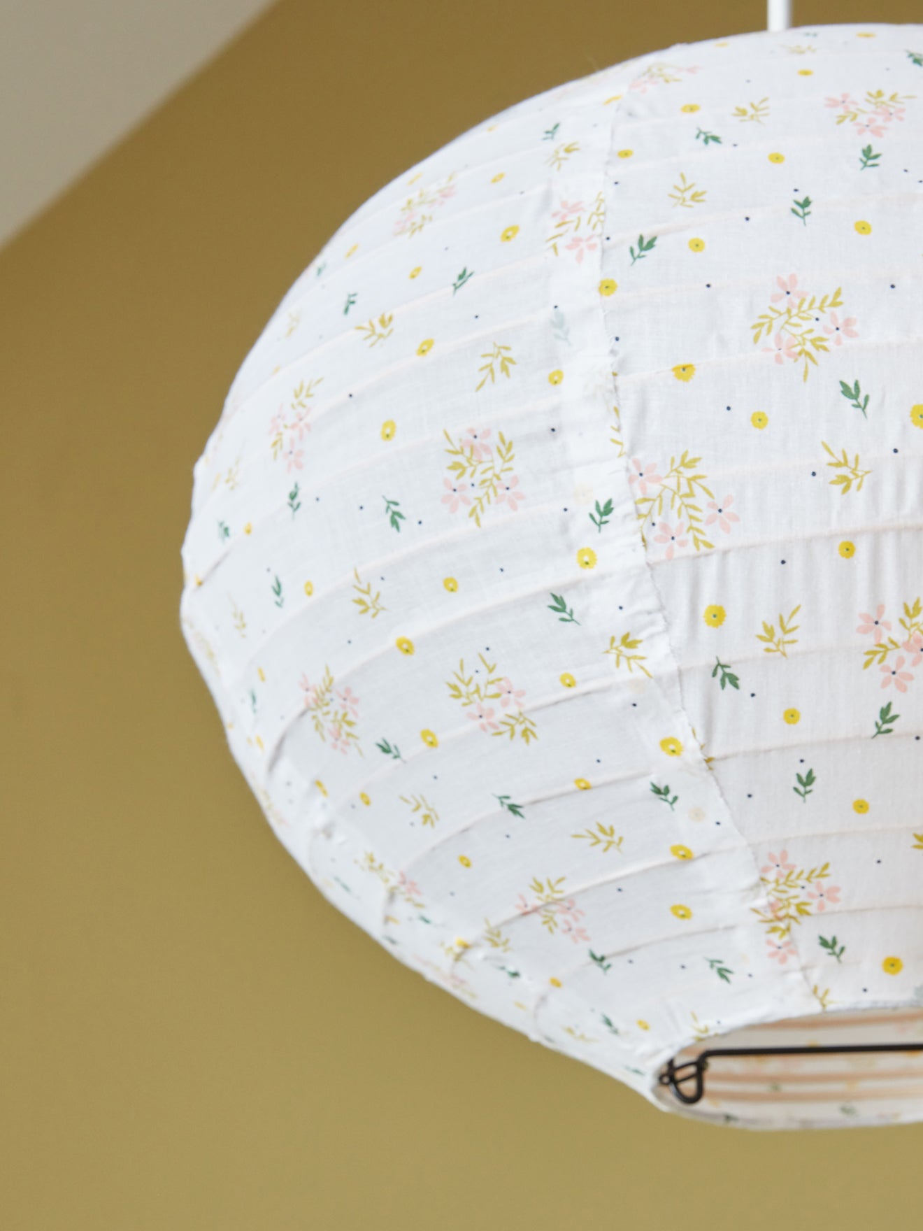 Suspension voile de coton forme boule