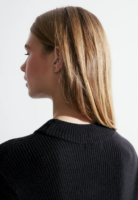 Strickkleid mit Stehkragen - Black