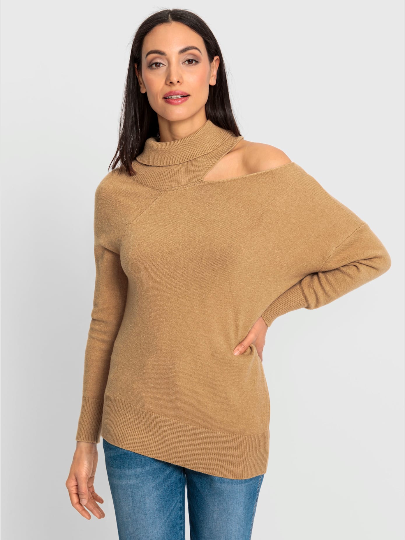 Pull à col roulé découpe raffinée