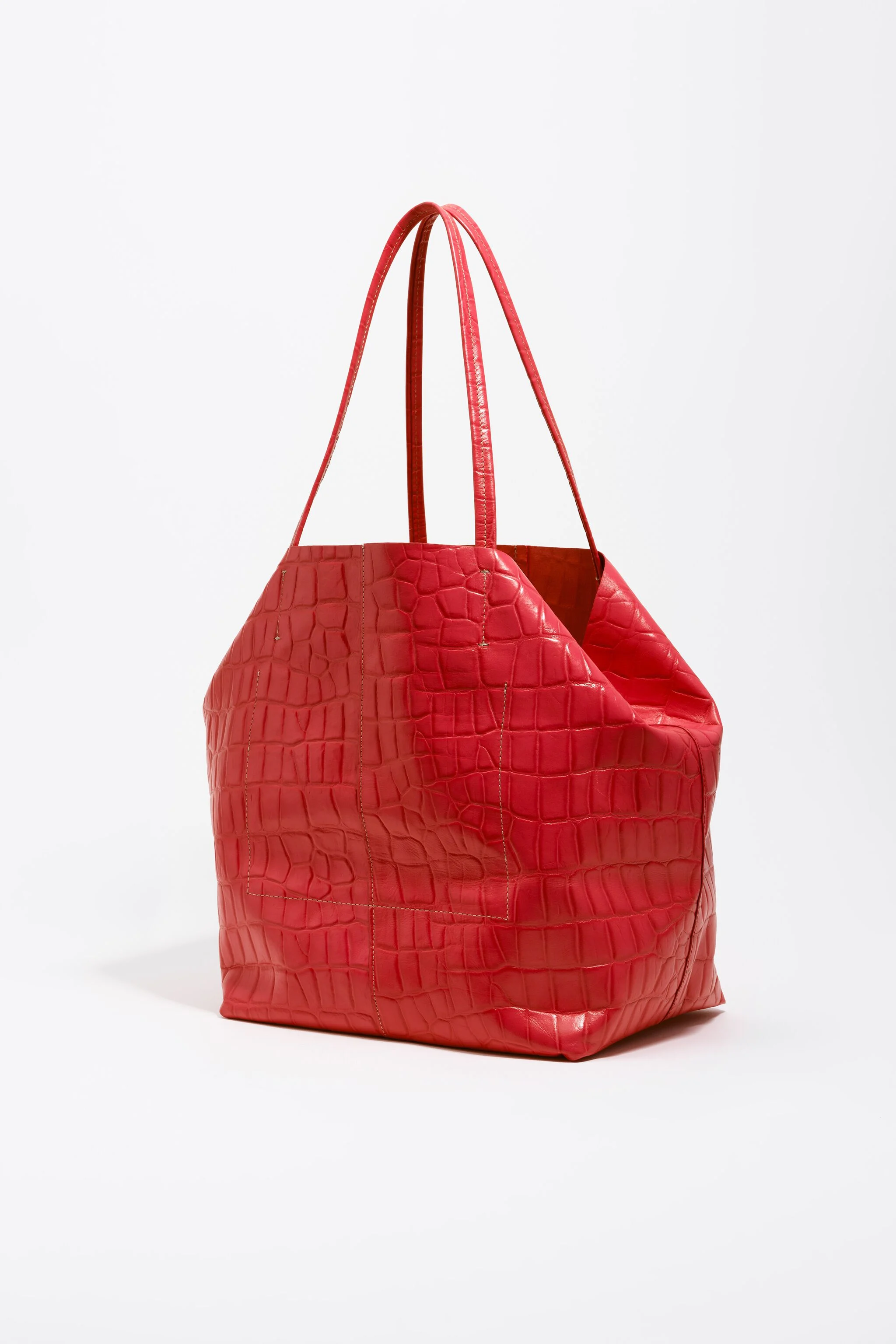 Bolsa grande de compras em couro vermelho com estampa de crocodilo.