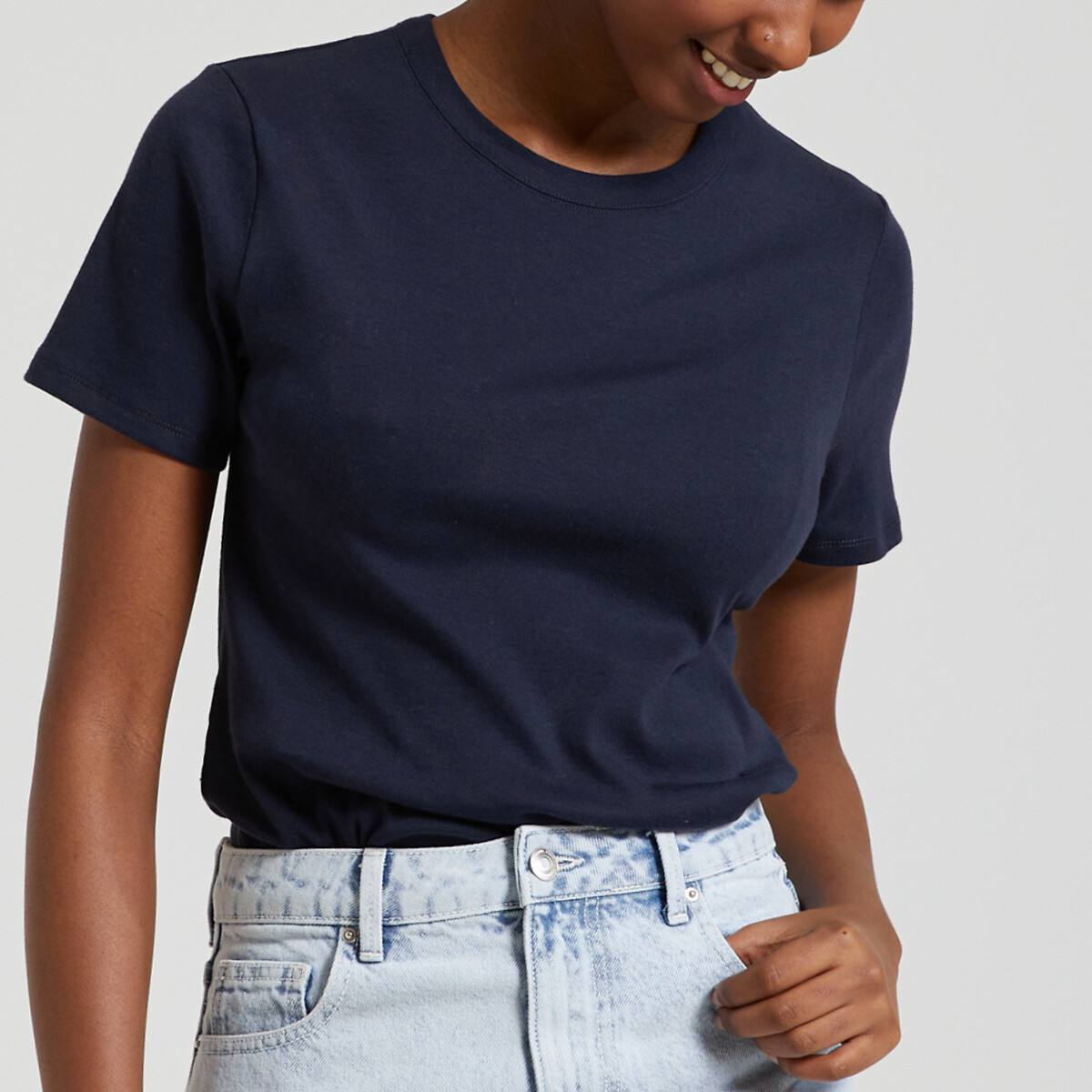PEQUENO BARCO<br>A camiseta icônica, comprimento curto