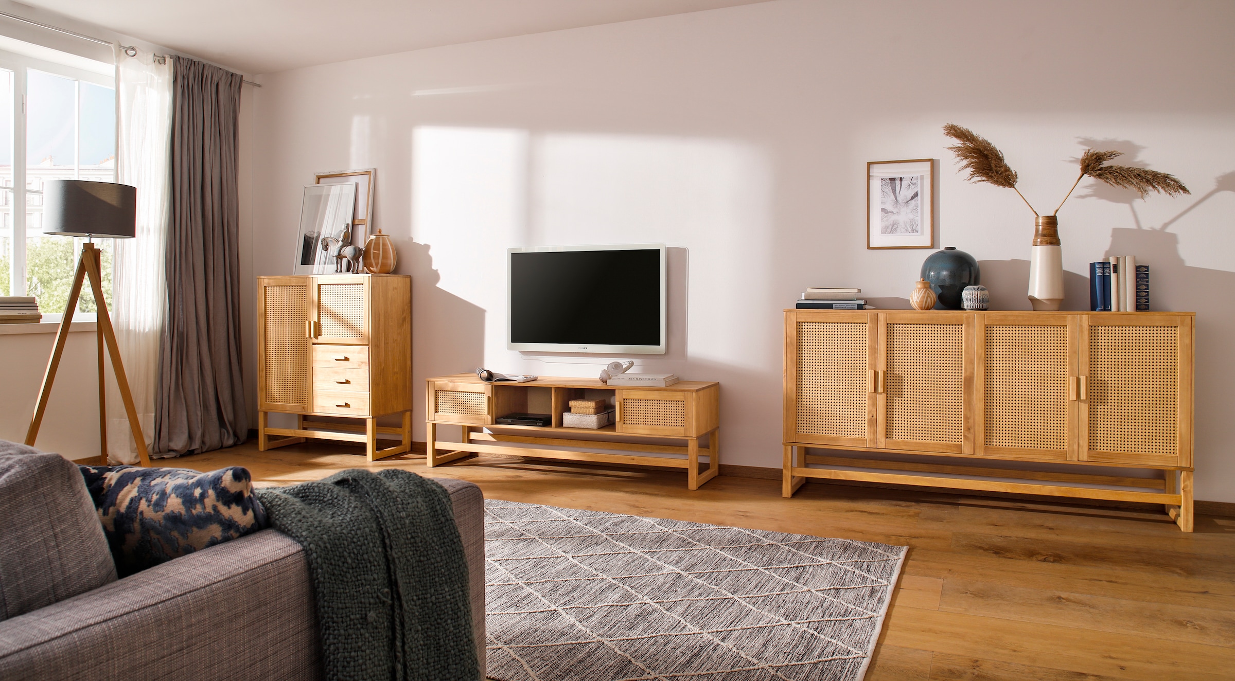 Home affaire Highboard »Linz« Stauraumschrank mit Rattangeflecht auf den Türfronten, Massivholz