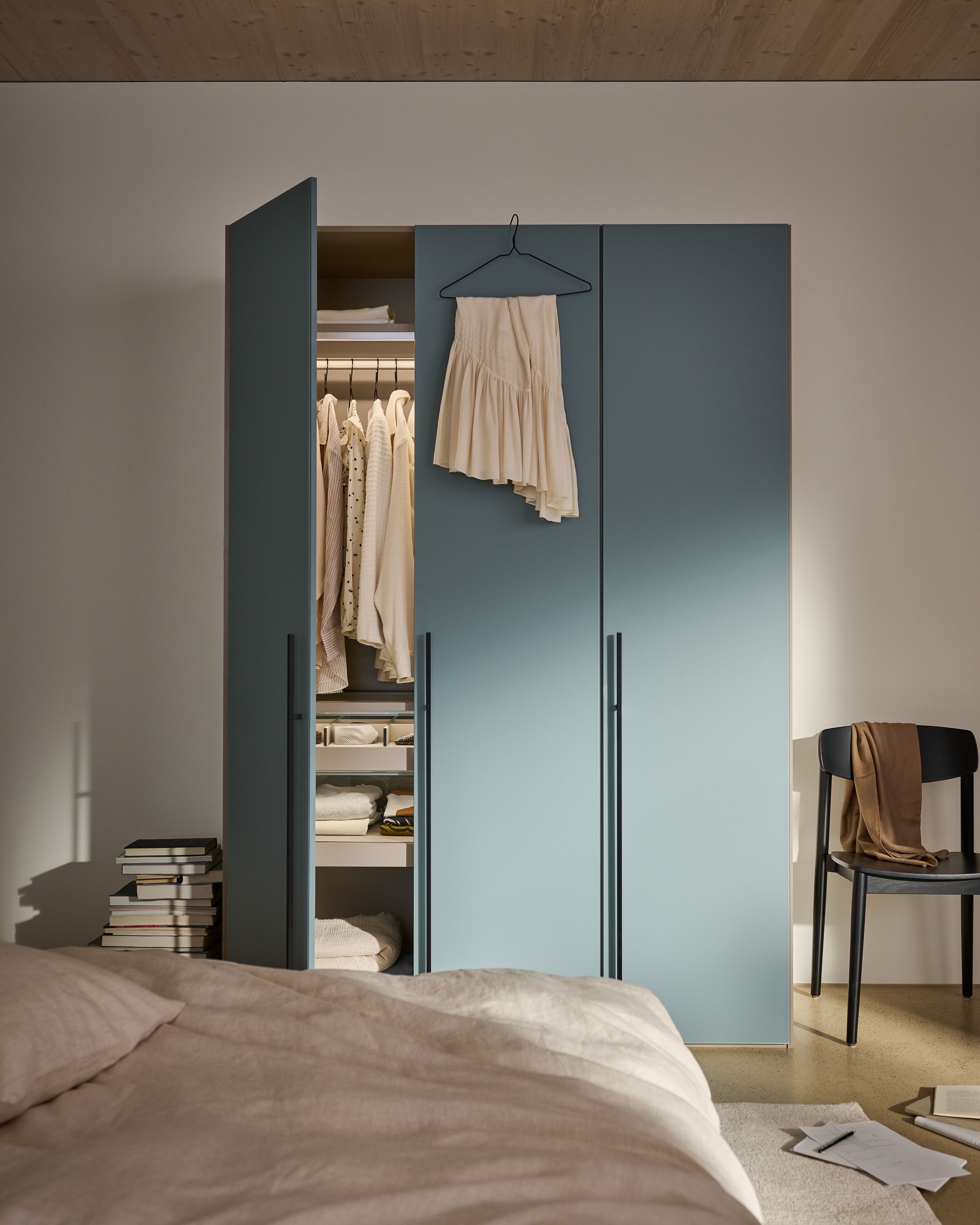 MODUL PL DT 3-tür. Glas h'blau inkl. Zub - Schwarz / B: 153.0 cm x T: 59.0 cm x H: 220.0 cm