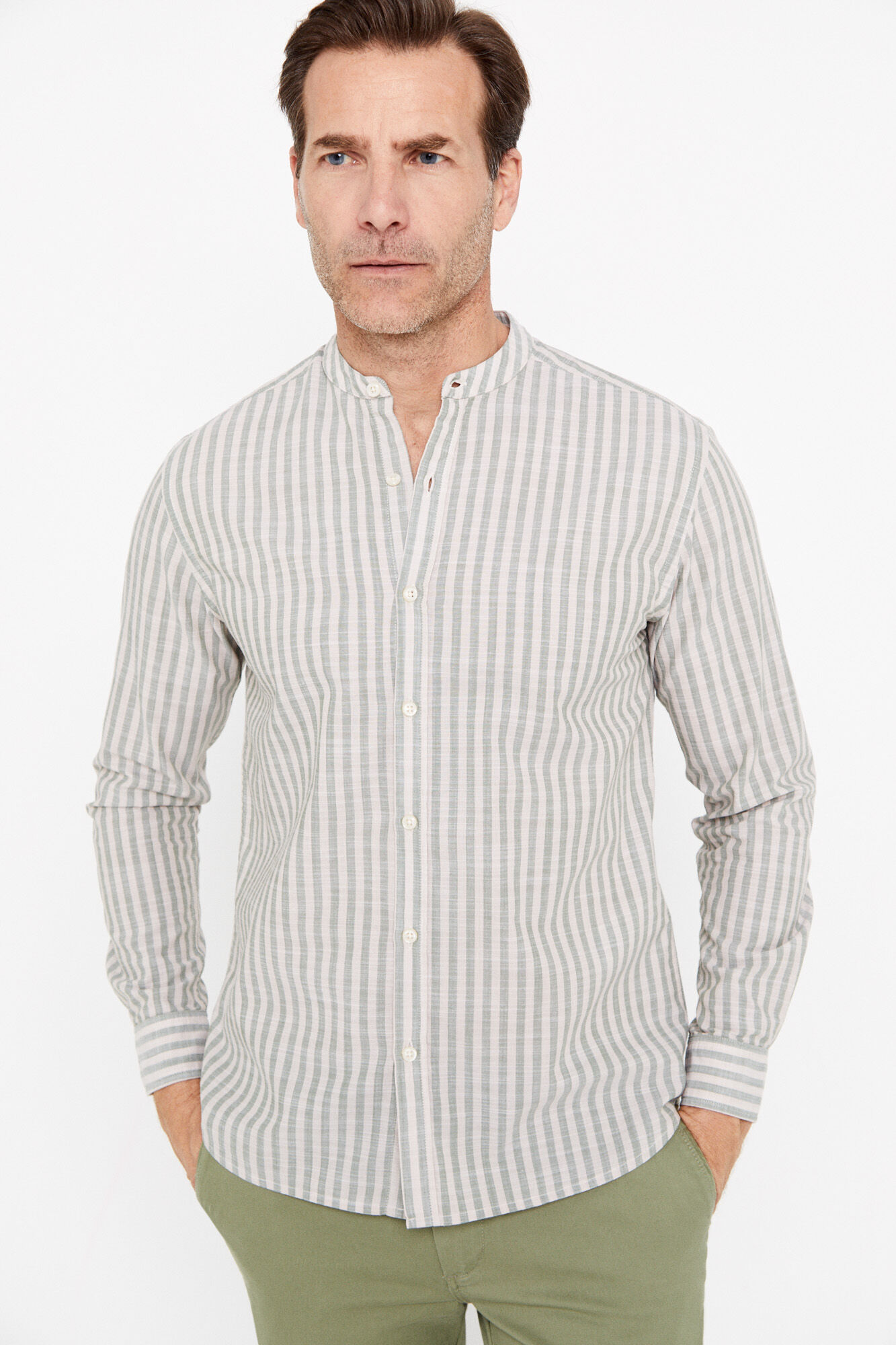 Camisa de malha texturizada listrada com gola mandarim - Cáqui