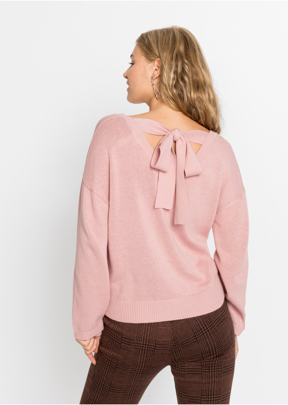 Pull à détail nœud et manches amples