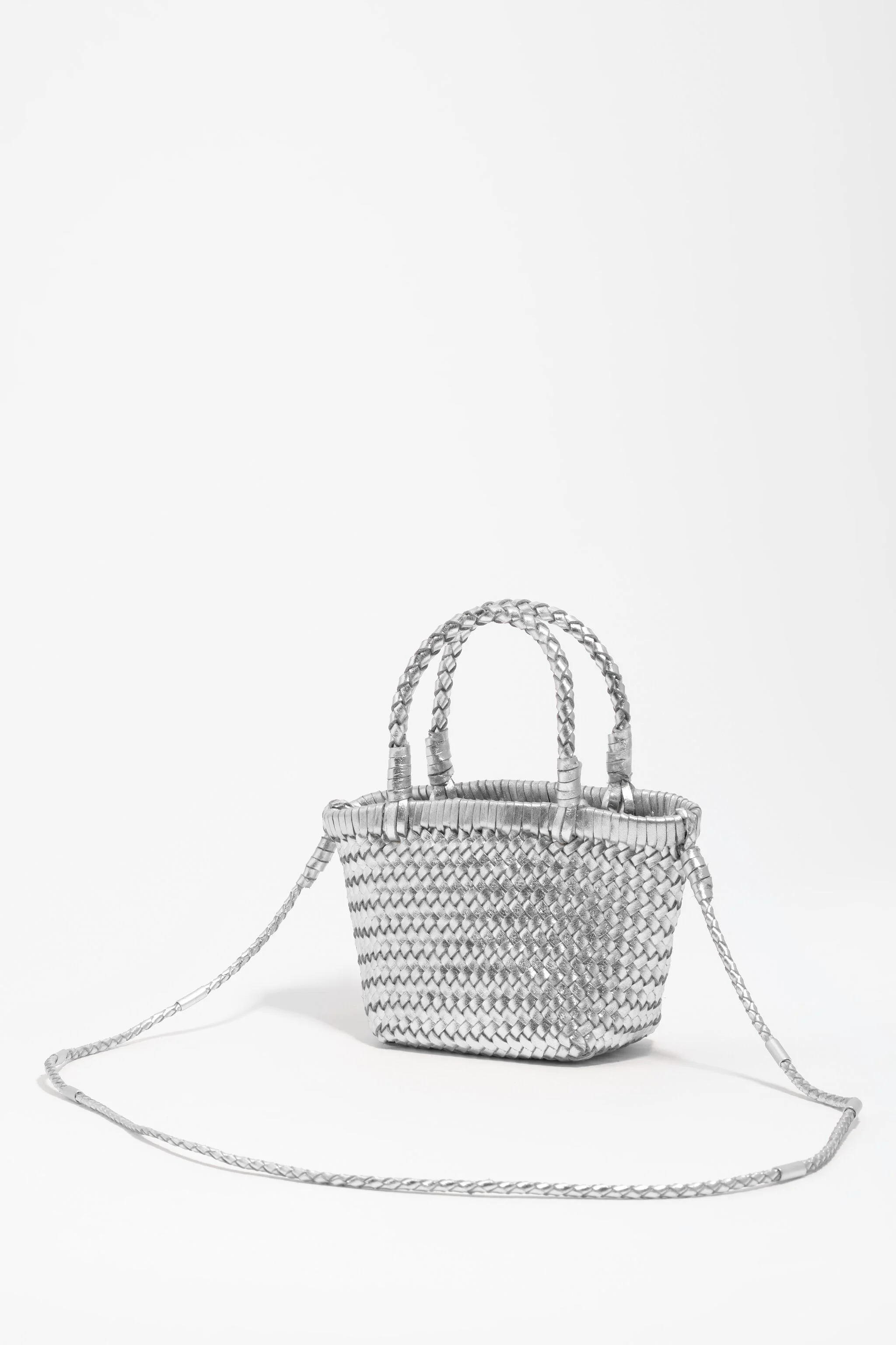 Bolsa pequena de couro trançado prateado
