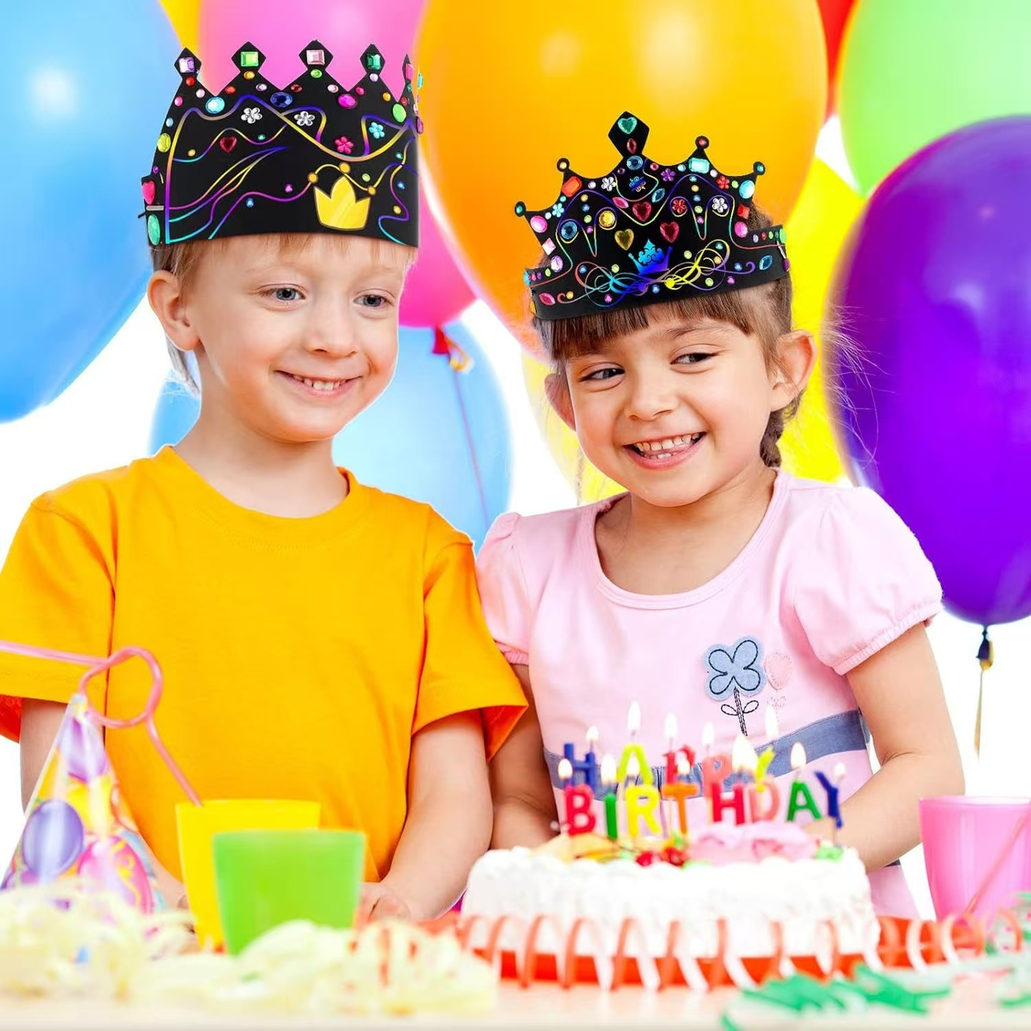 (80-tlg. Set) DIY Kinder Bastel Party Krone Regenbogen Kratzpapier inkl. 3D Edelsteine Sticker / Holzstäbchen / Gummibänder