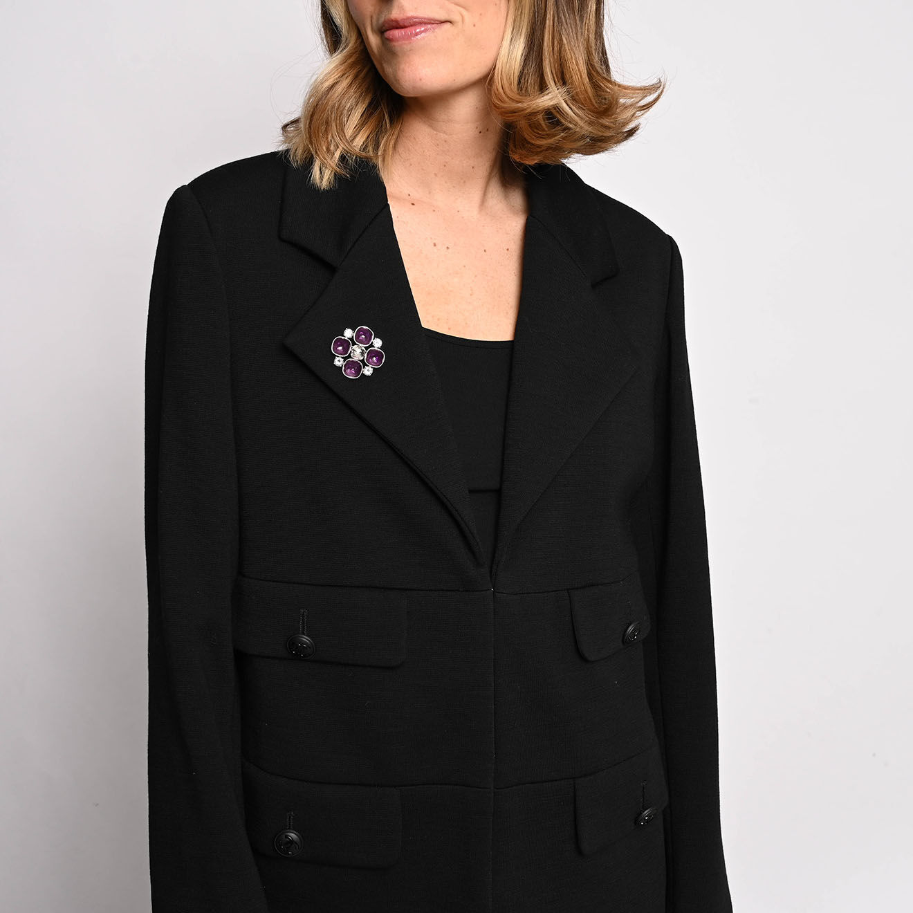 Chanel Broche Strass violette - Neuf sans étiquette