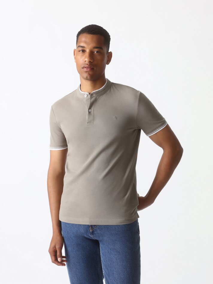 Camisa polo com gola mandarim bordada - Marrom claro