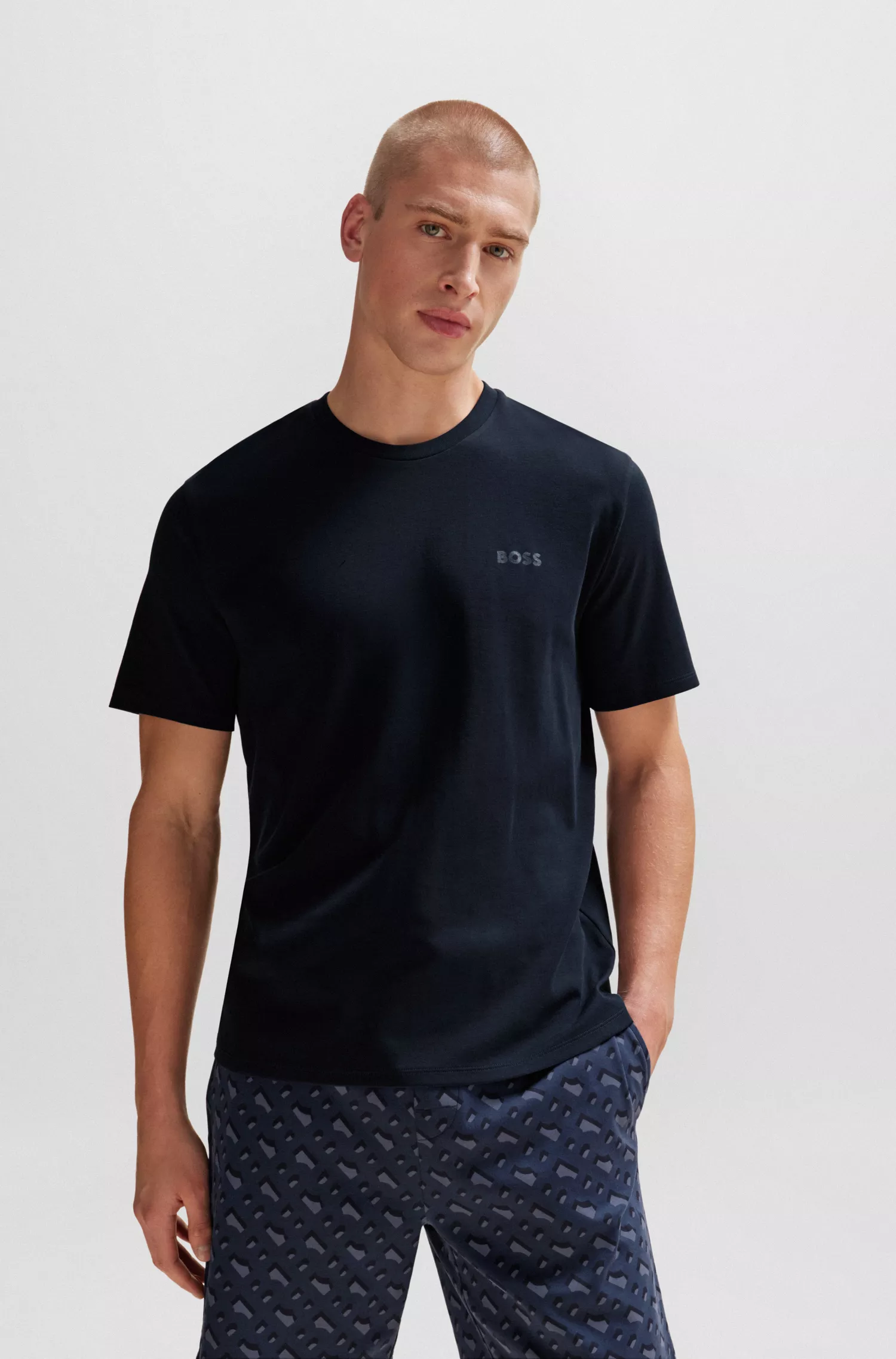 Pijama BOSS preto em algodão interlock com a marca estampada, em caixa de presente.