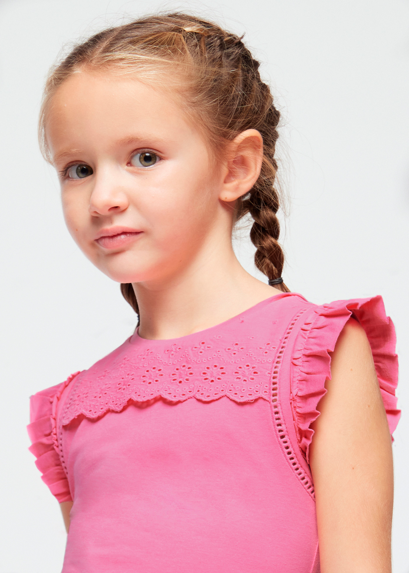 Camiseta perfurada Better Cotton para meninas em Granada