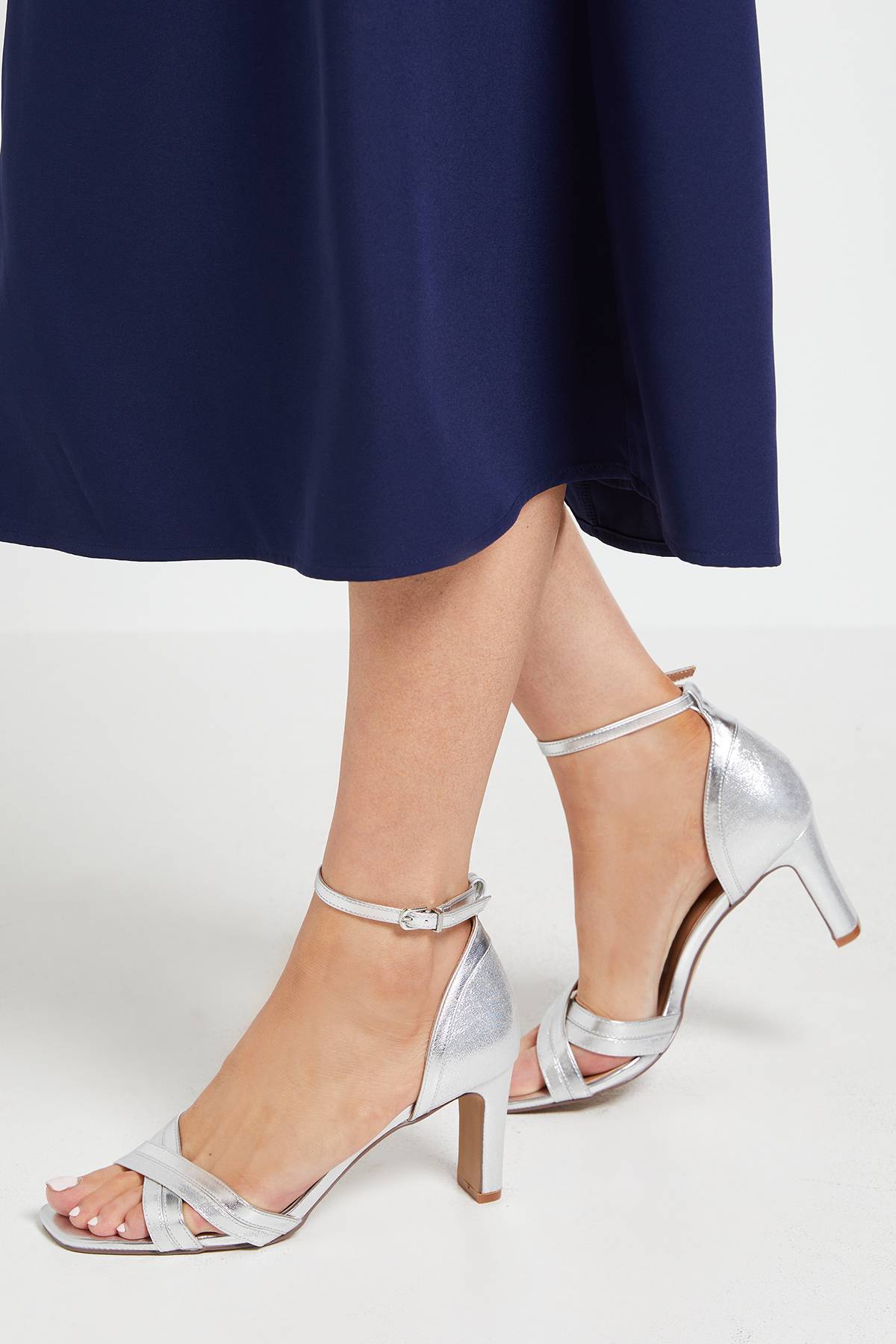 Wallis Sandales Maria À Talons Hauts Carrés Avec Brides Croisées En Matières Mixtes Métallisées