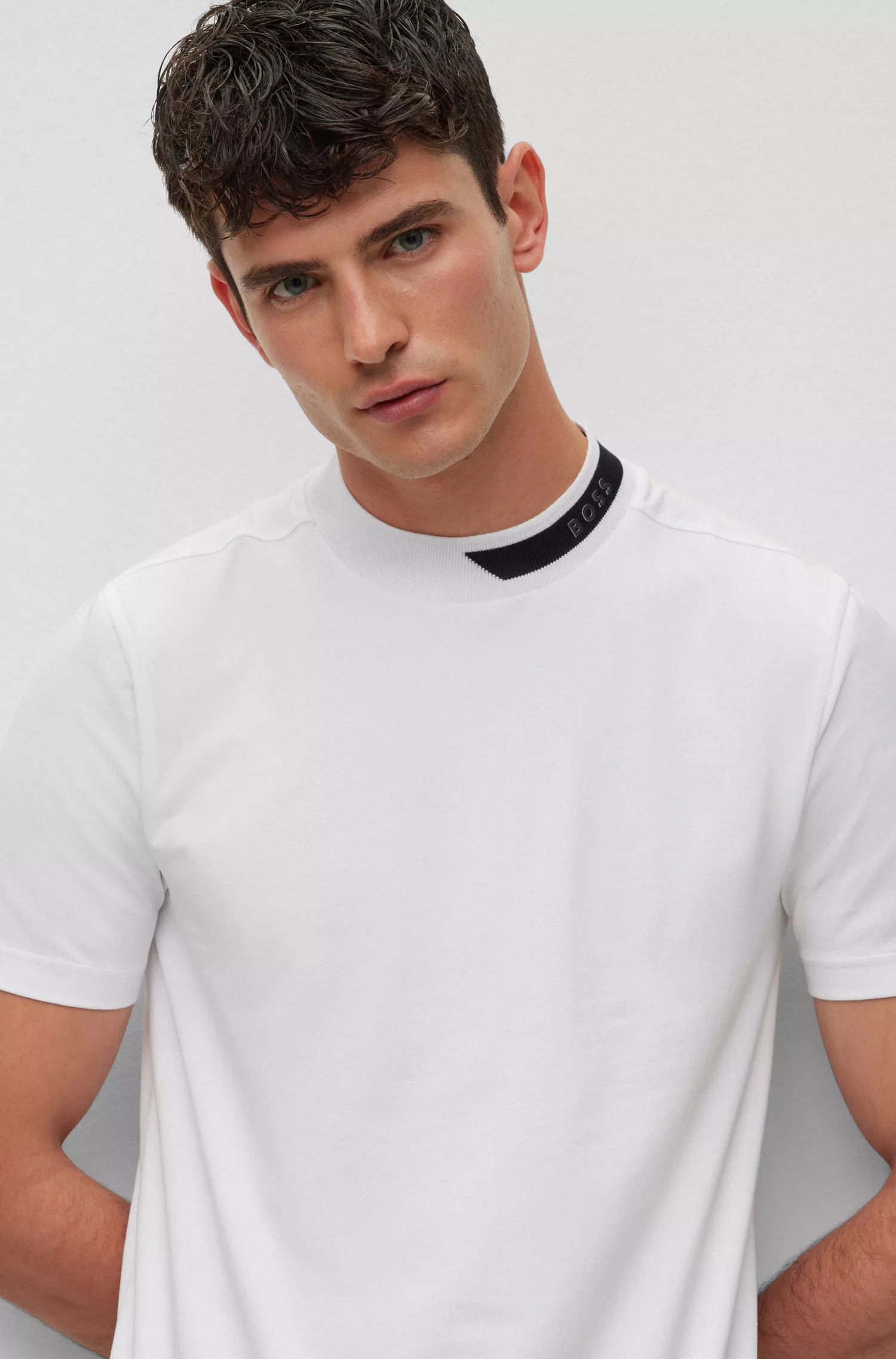 Camiseta BOSS verde em algodão stretch com gola jacquard listrada com o logotipo.