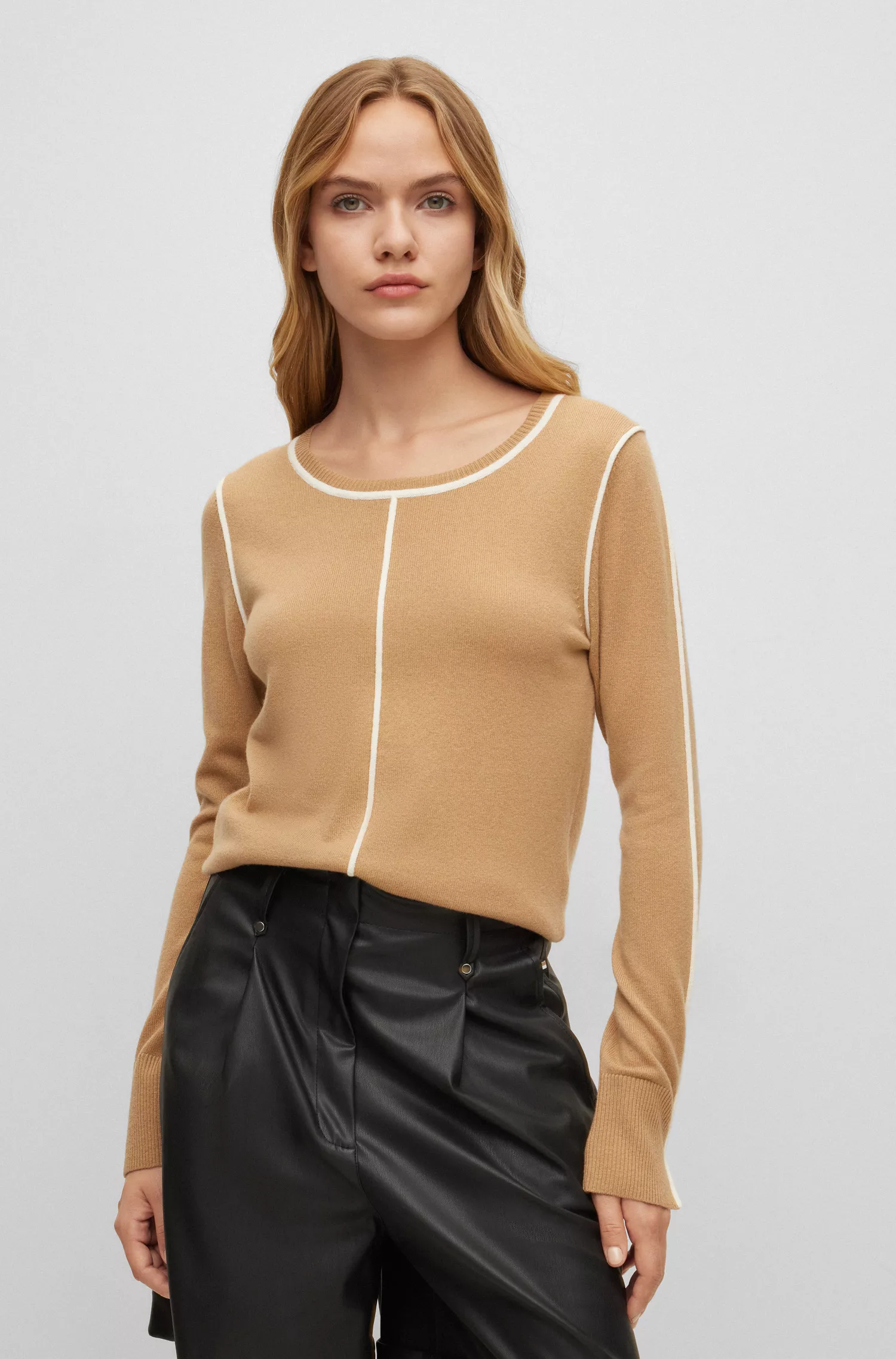 Suéter BOSS preto de lã e cashmere com modelagem regular e detalhes contrastantes.