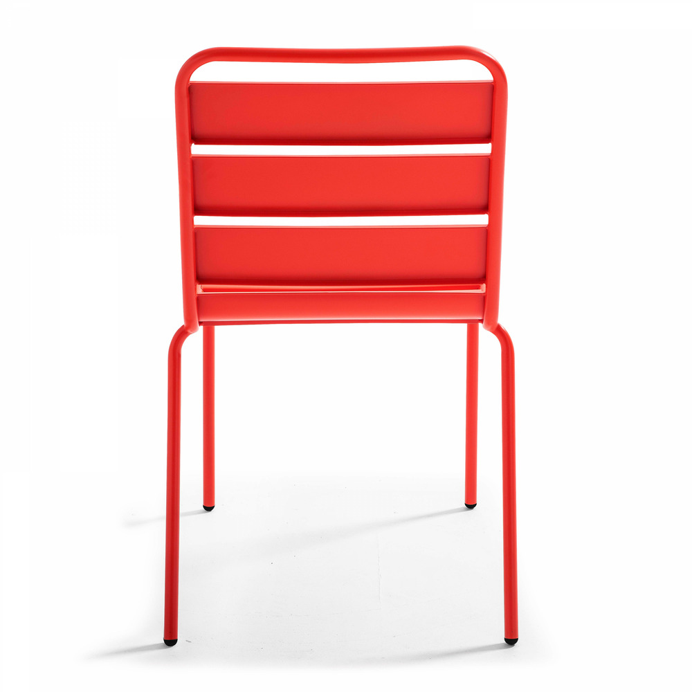 Chaise en métal rouge