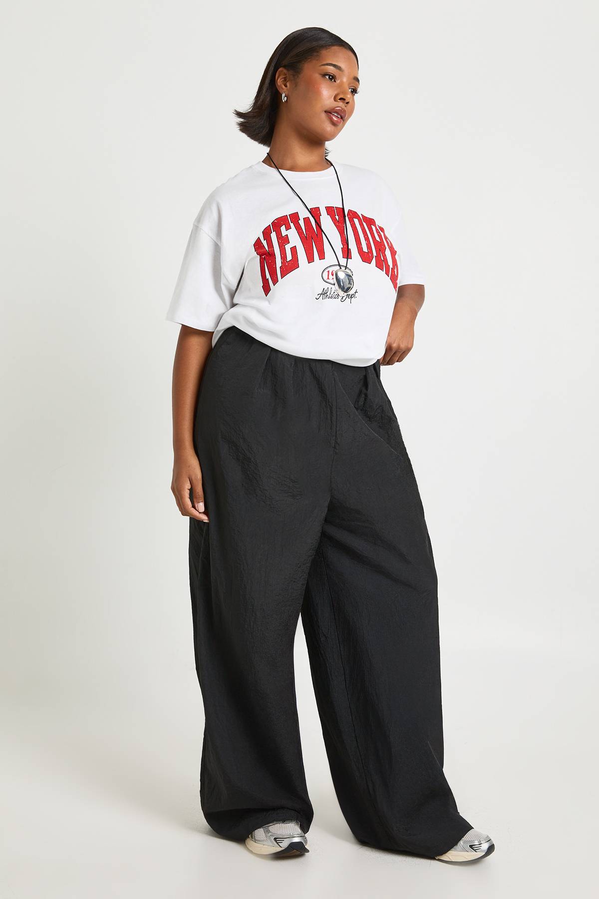 boohoo Pantalon Cargo Grande Taille En Nylon Avec Détails Plissés