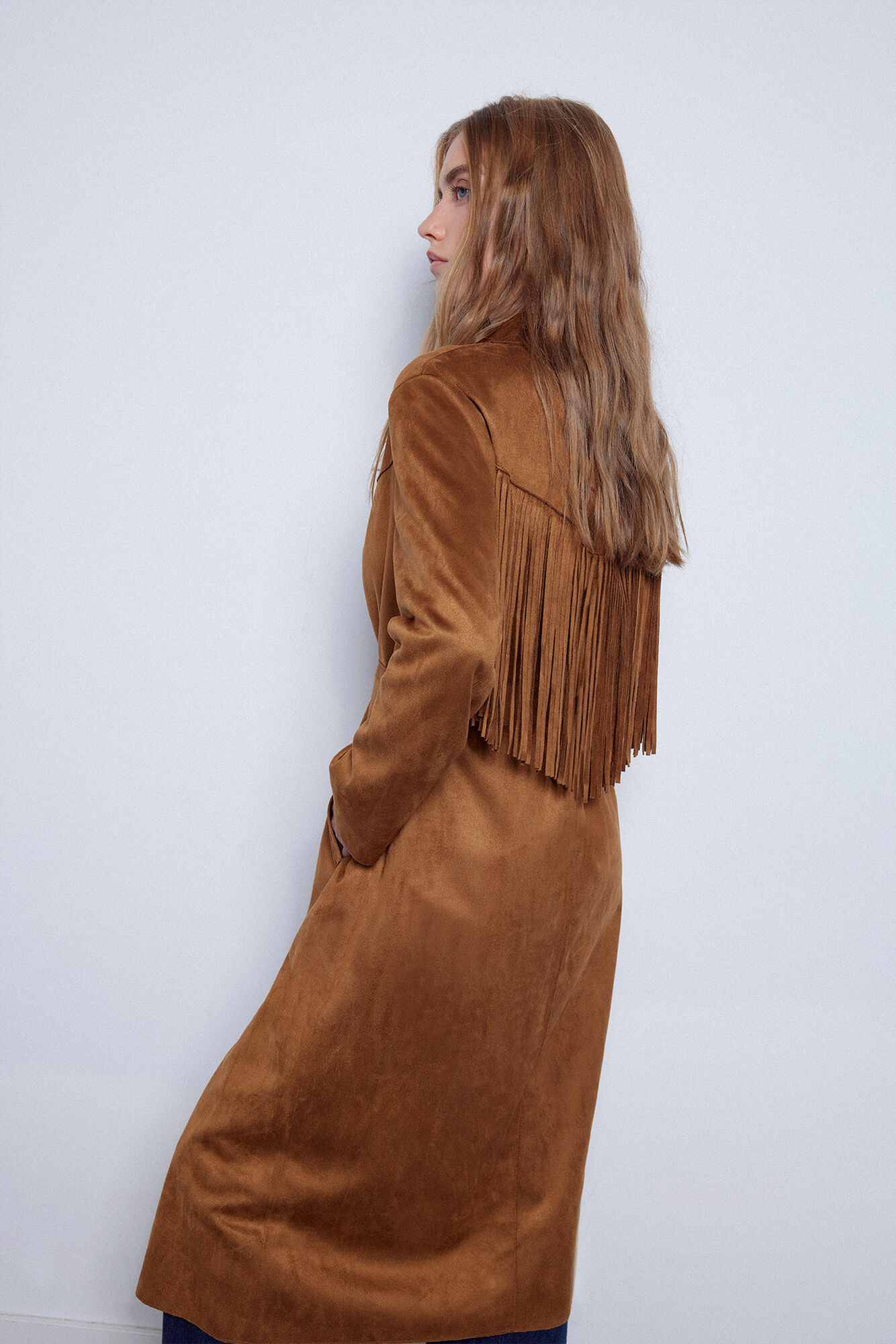 Trench coat com efeito camurça e franjas