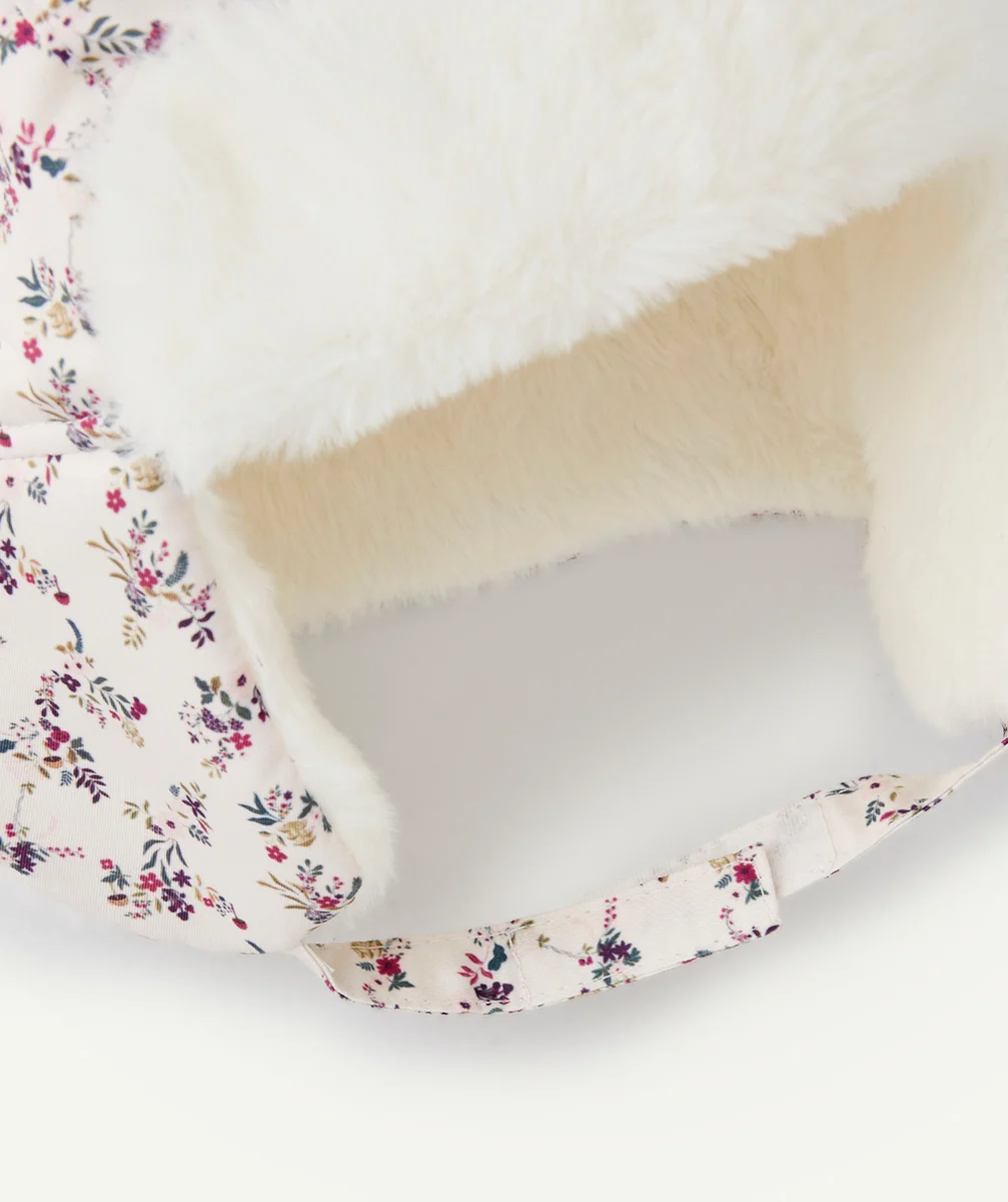 CHAPKA BÉBÉ FILLE IMPRIMÉE FLEURIE ET IMITATION FOURRURE AVEC OREILLES