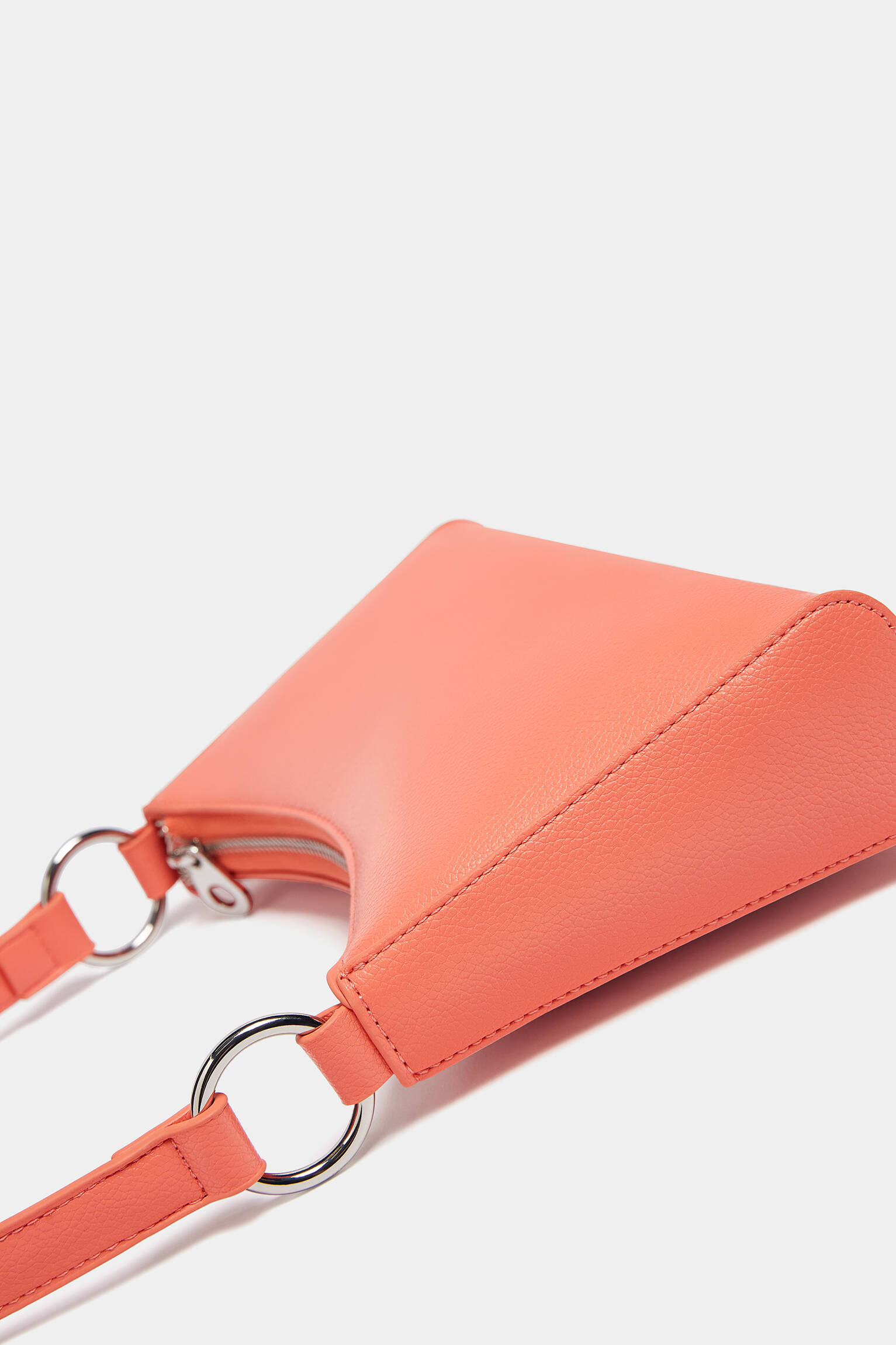 Bolsa de ombro com argolas - coral