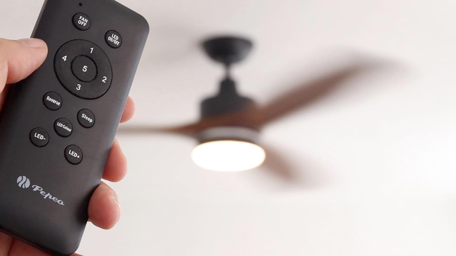 PEPEO – Notos Deckenventilator mit LED Beleuchtung | Sehr leiser Deckenventilator mit Fernbedienung und Rückwärtslauf. Ventilator Durchmesser 132 cm. Farbe: Schwarz/Holz dunkel