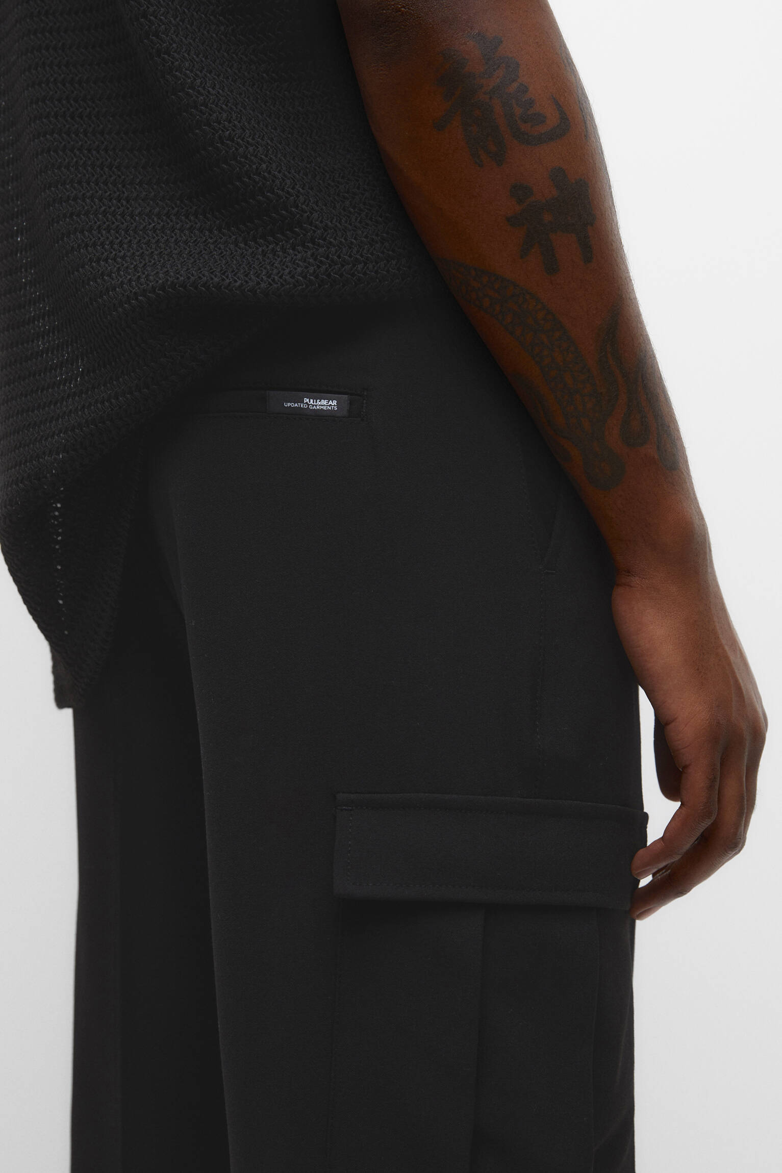 CALÇA CARGO AJUSTADA - PRETA