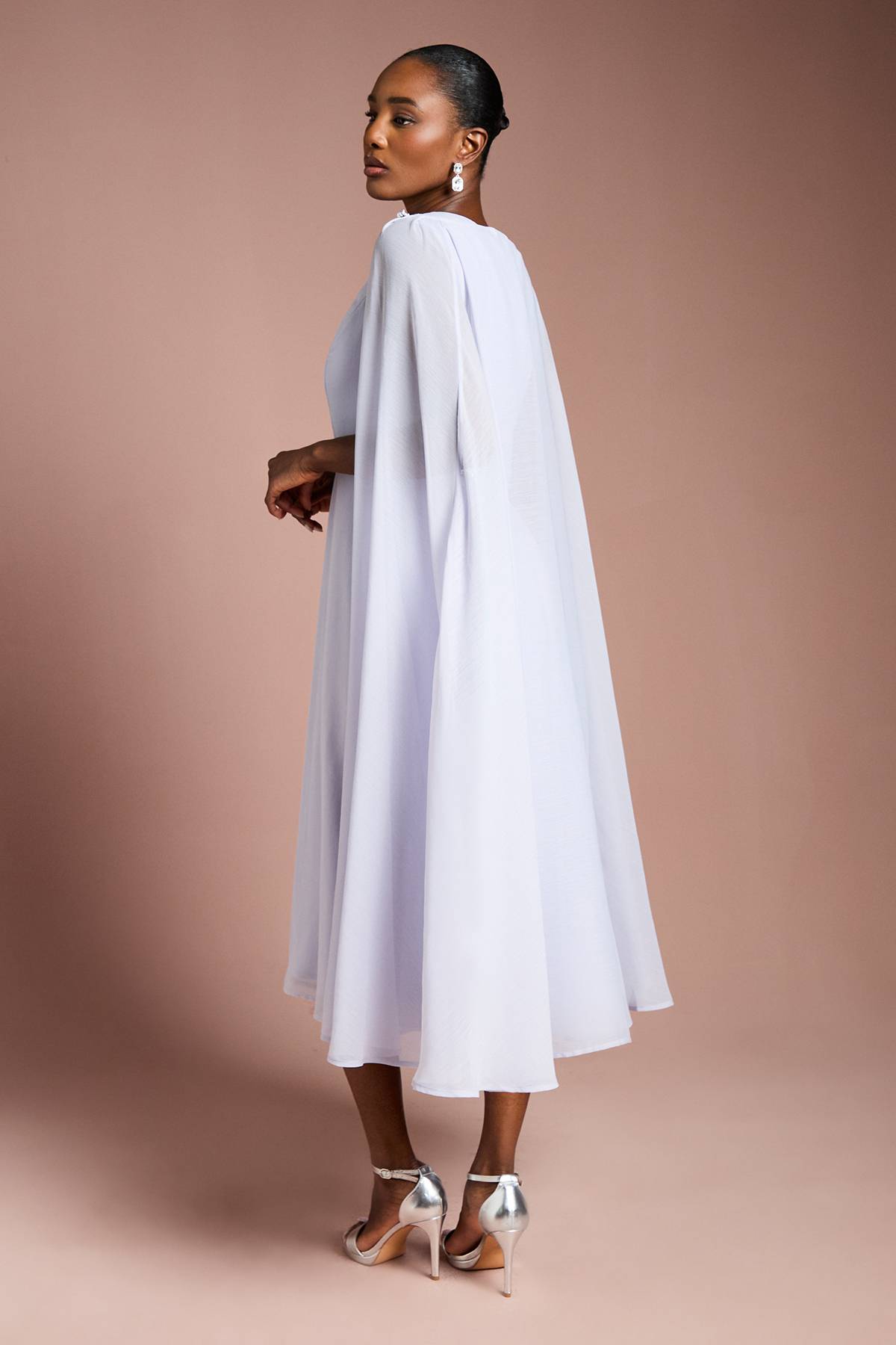 Coast Robe en Georgette avec Cape Détachable et Détails de Broche Diamantée