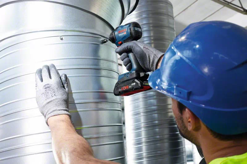BOSCH COMBI-KIT 4 OUTILS 18V : GSR 18V-90C + GDR 18V-210C + GBH 18V-24C + GOP 18V-28 + 1 BATTERIE 4,0 AH (PROCORE) + 2 BATTERIES 5,5 AH (PROCORE) + GAL 1880CV (L) PROFESSIONAL