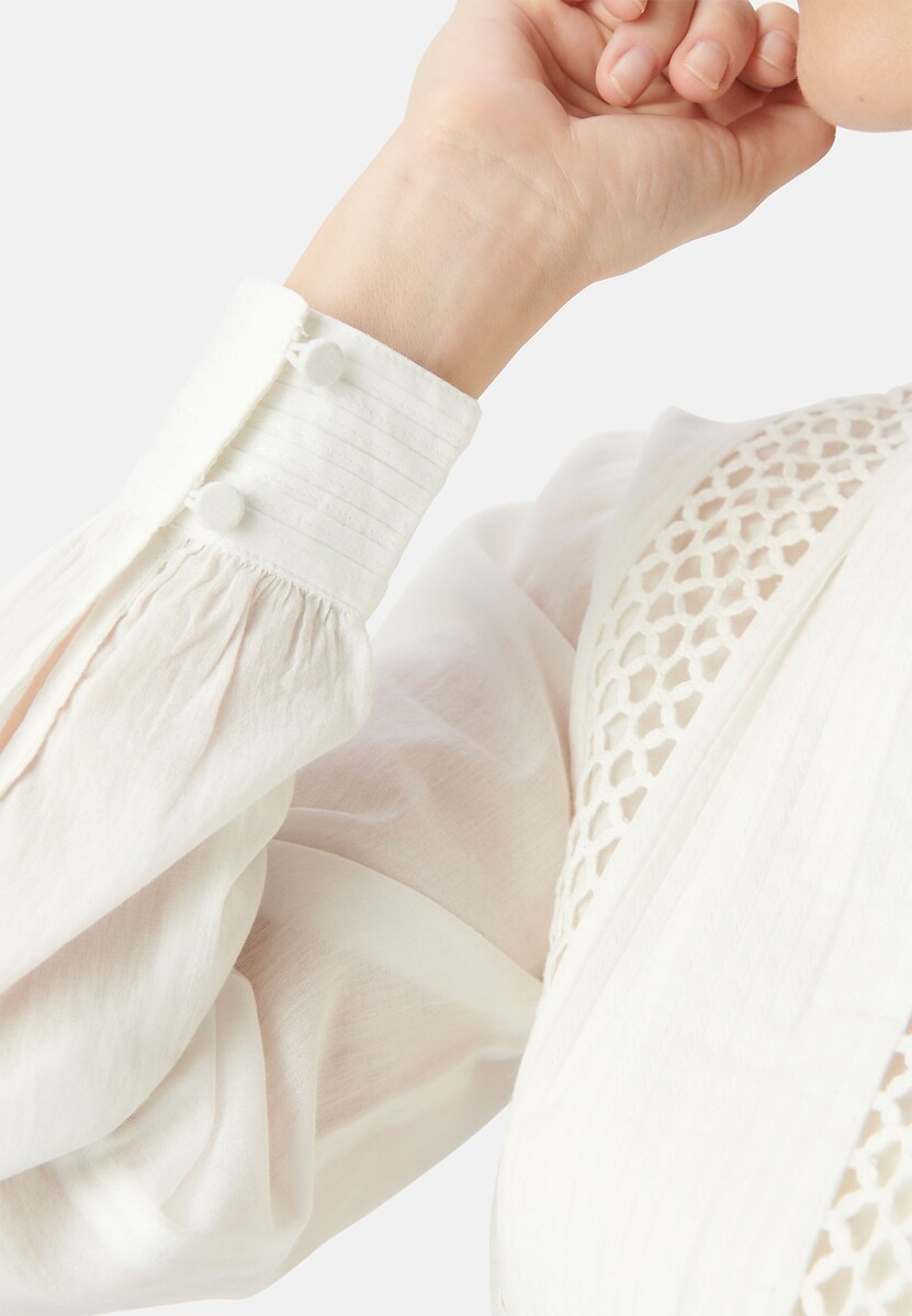 Blusa de renda IKKS, gola alta, mangas compridas