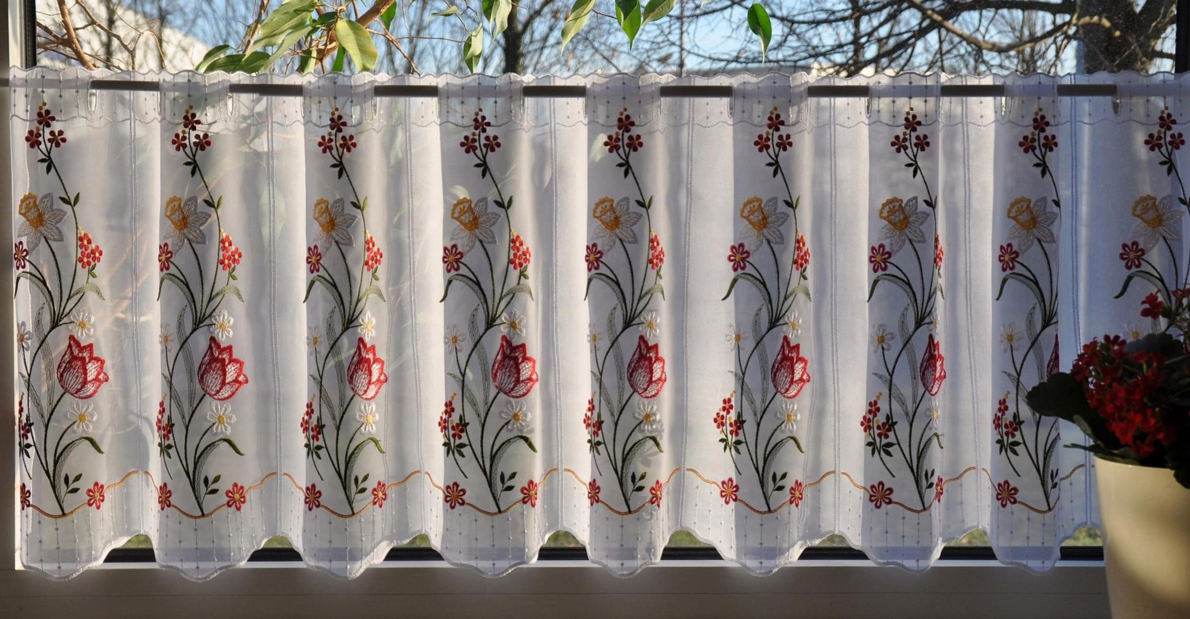 Stickereien Plauen Scheibengardine »Tulpe« Durchzuglöcher 1 Stk. tlg. veredelt mit echter Plauener Spitze Stickerei