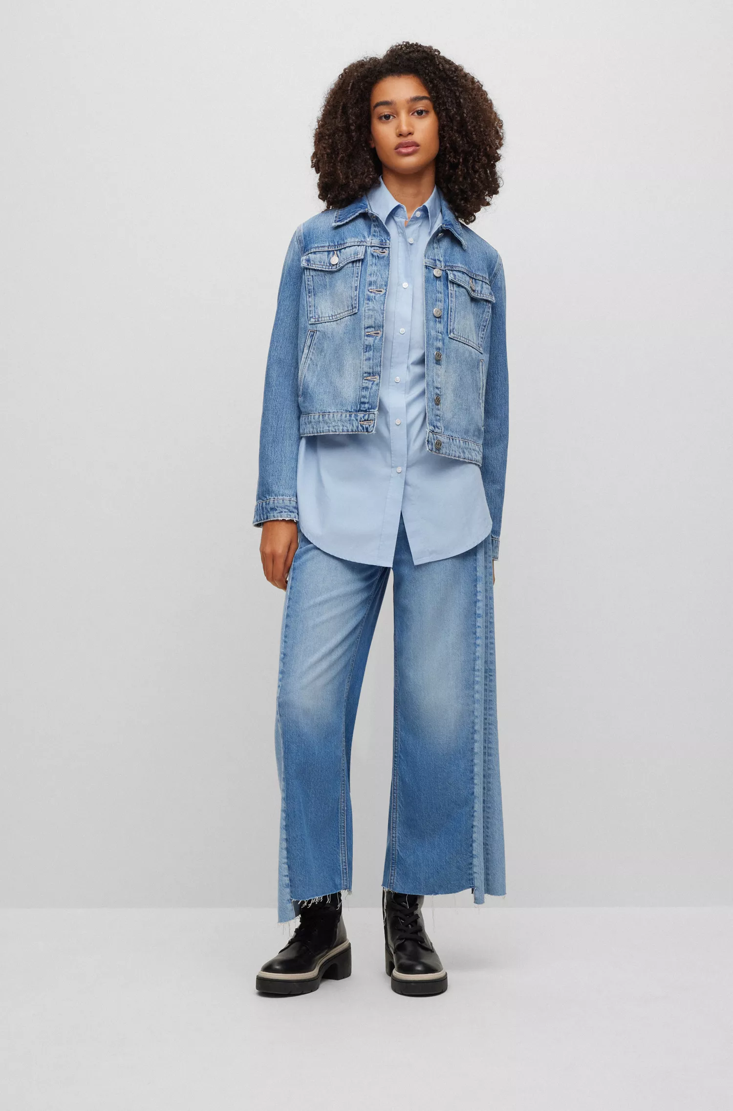 Blusa BOSS preta de modelagem relaxada em algodão orgânico com logotipo bordado.