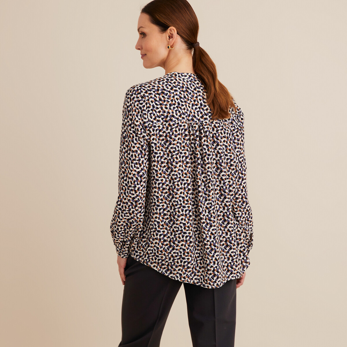 ANNE WEYBURN<br>Blusa com estampa gráfica e mangas compridas