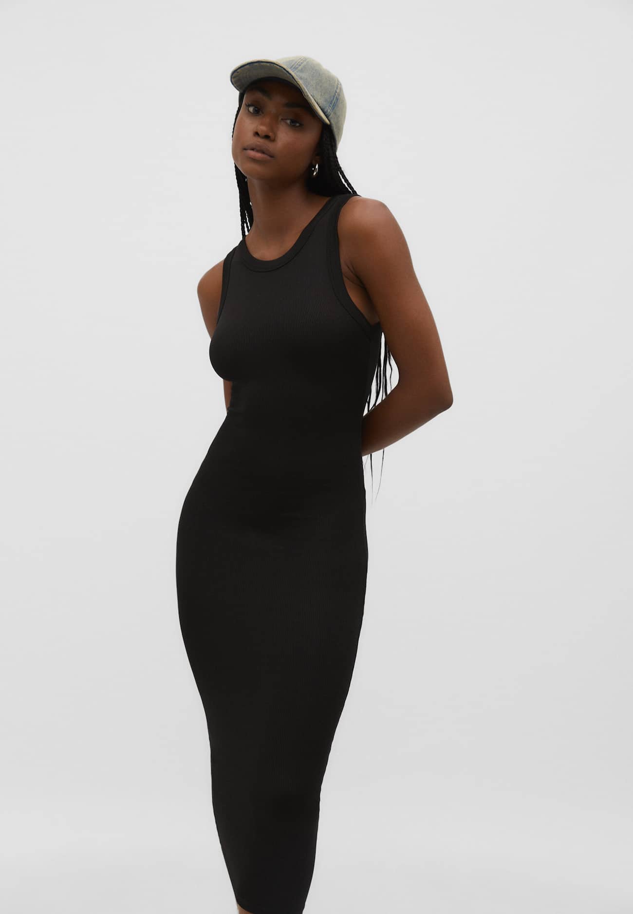 Vestido midi canelado com decote halter