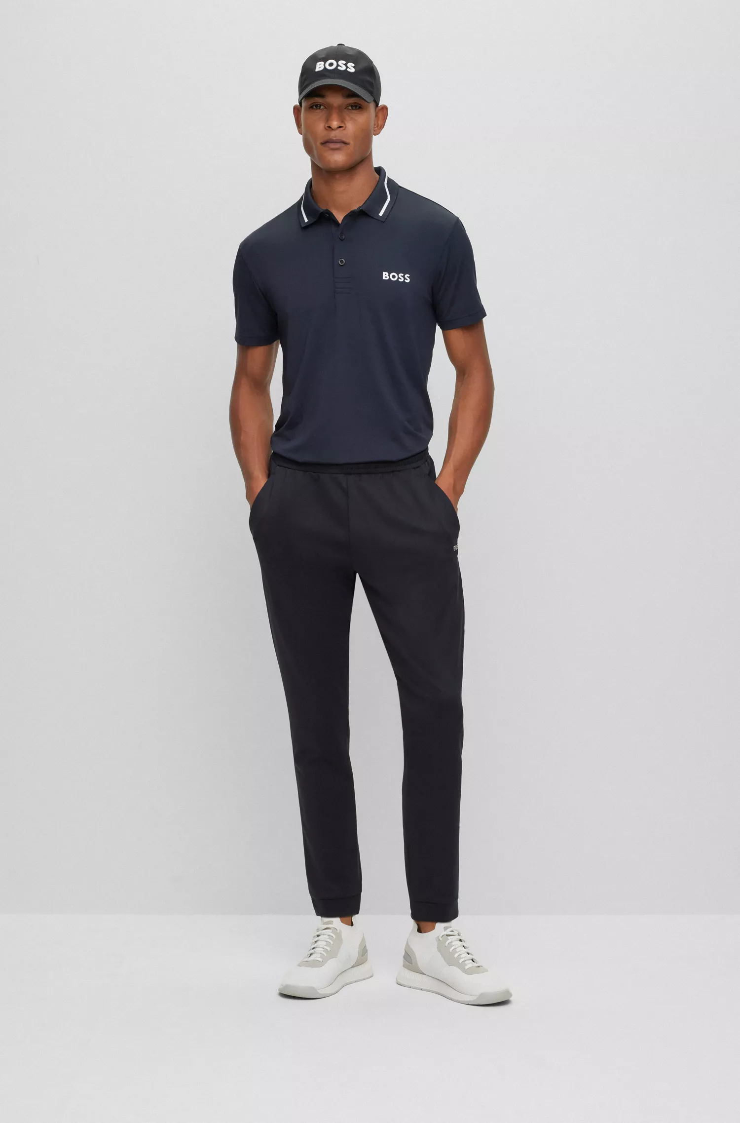 Camisa polo BOSS com logotipo verde contrastante e listra na gola.