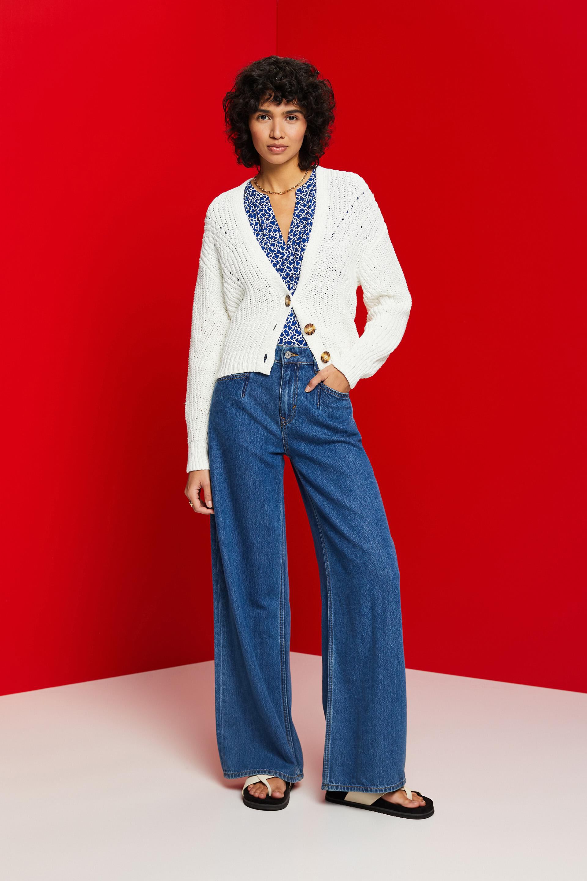 Blouse à fleurs et encolure fendue