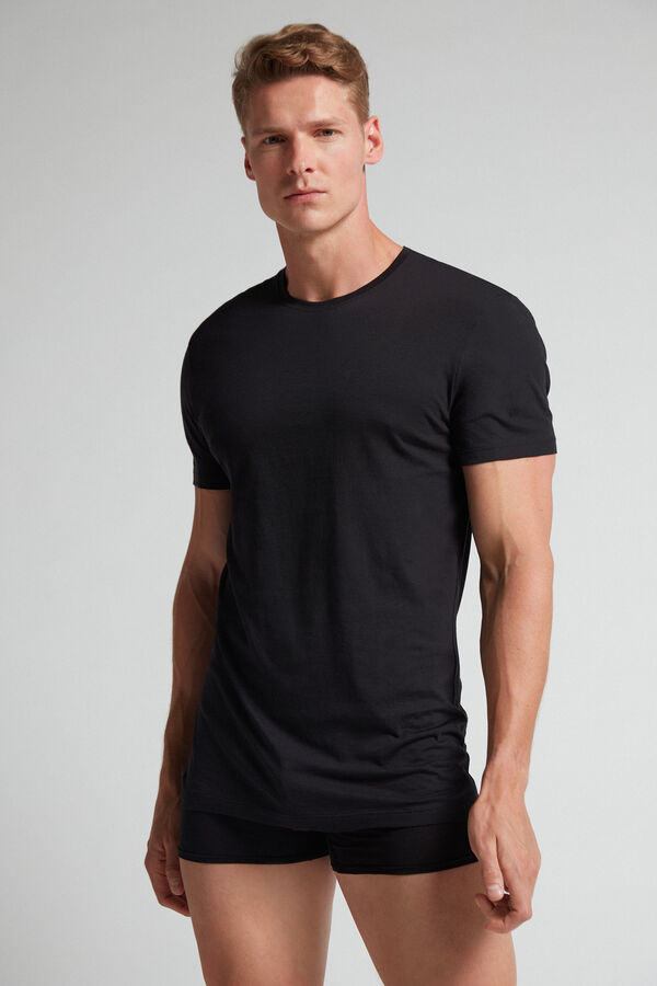 Camiseta de manga curta com gola redonda em algodão extrafino Supima®.