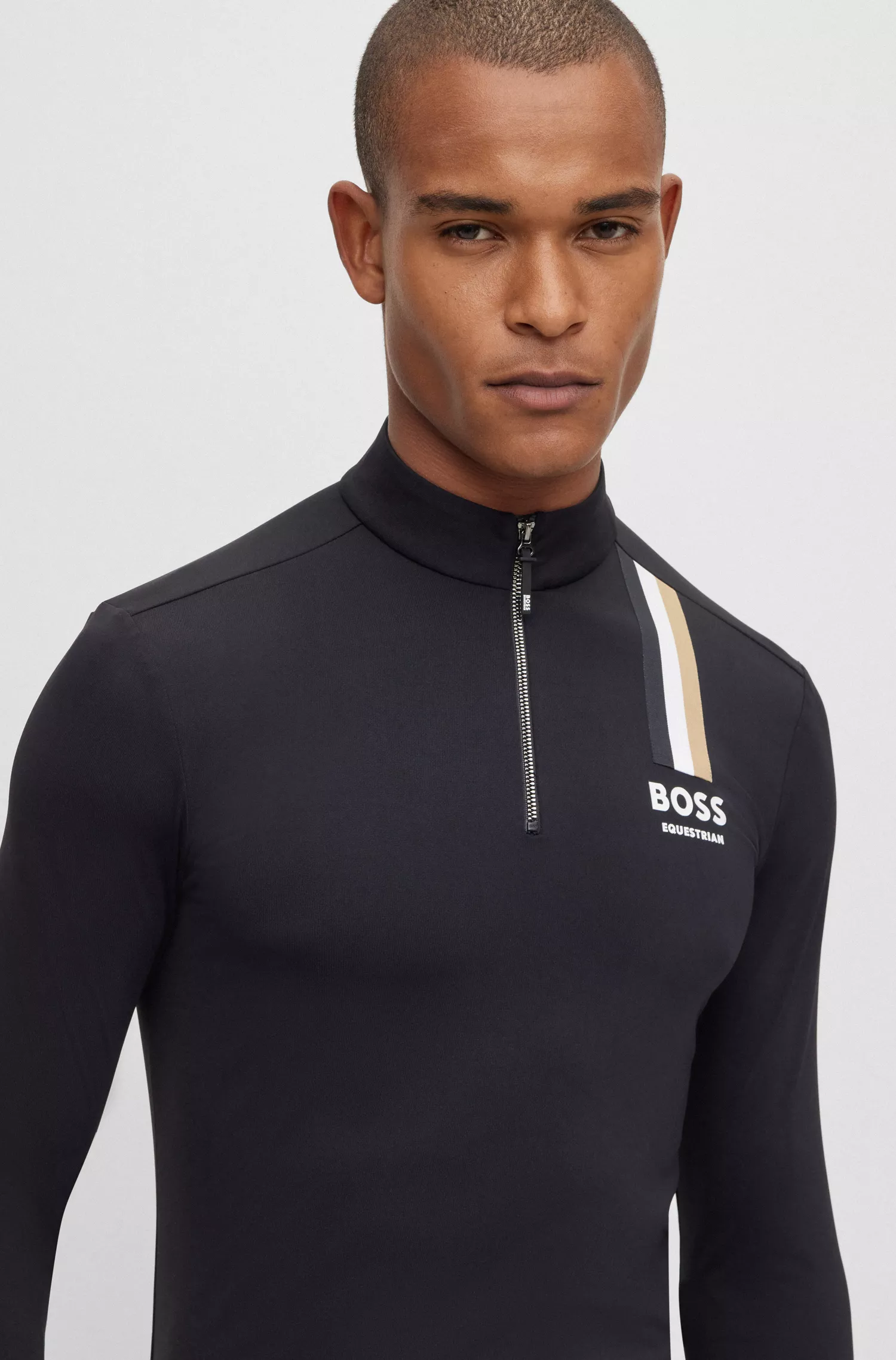 Camisa de treino BOSS preta para equitação com listra e logotipo característicos.
