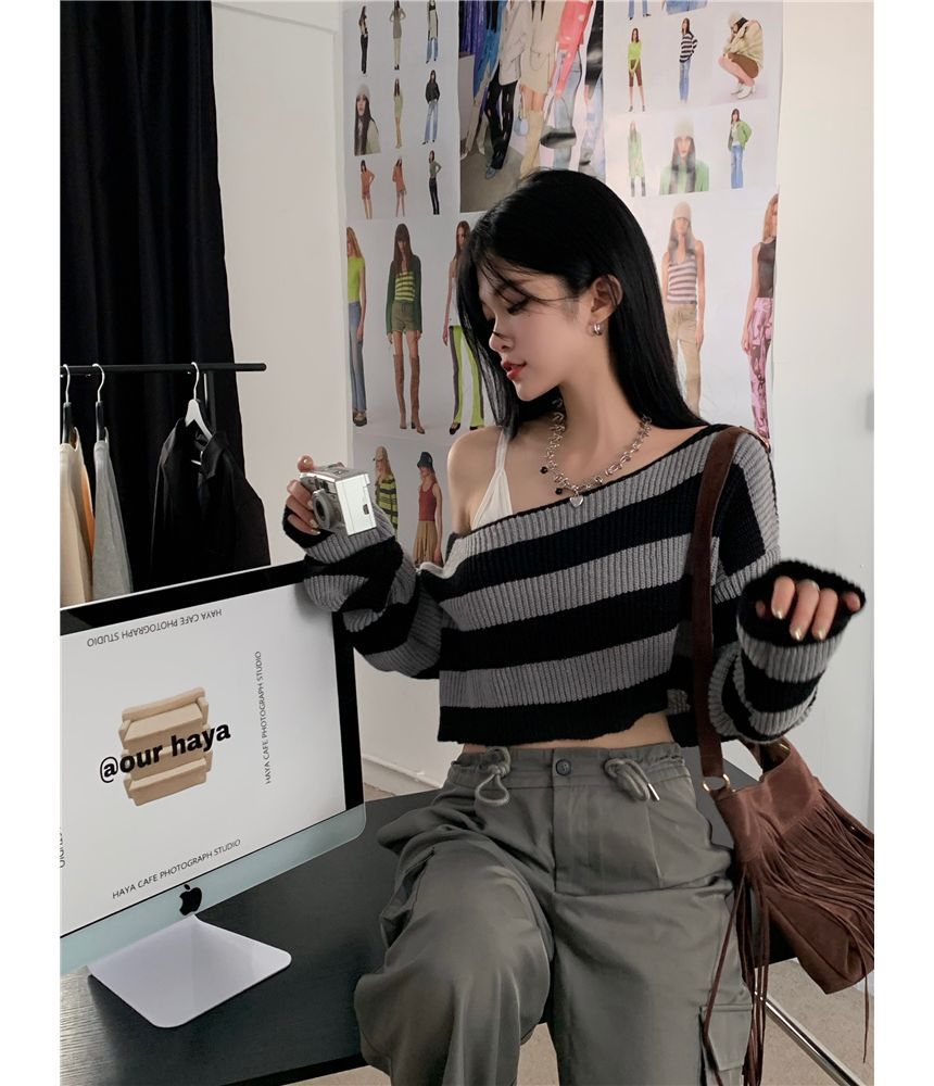 Gilmort - Gestreepte off-shoulder gebreide trui met lange mouwen