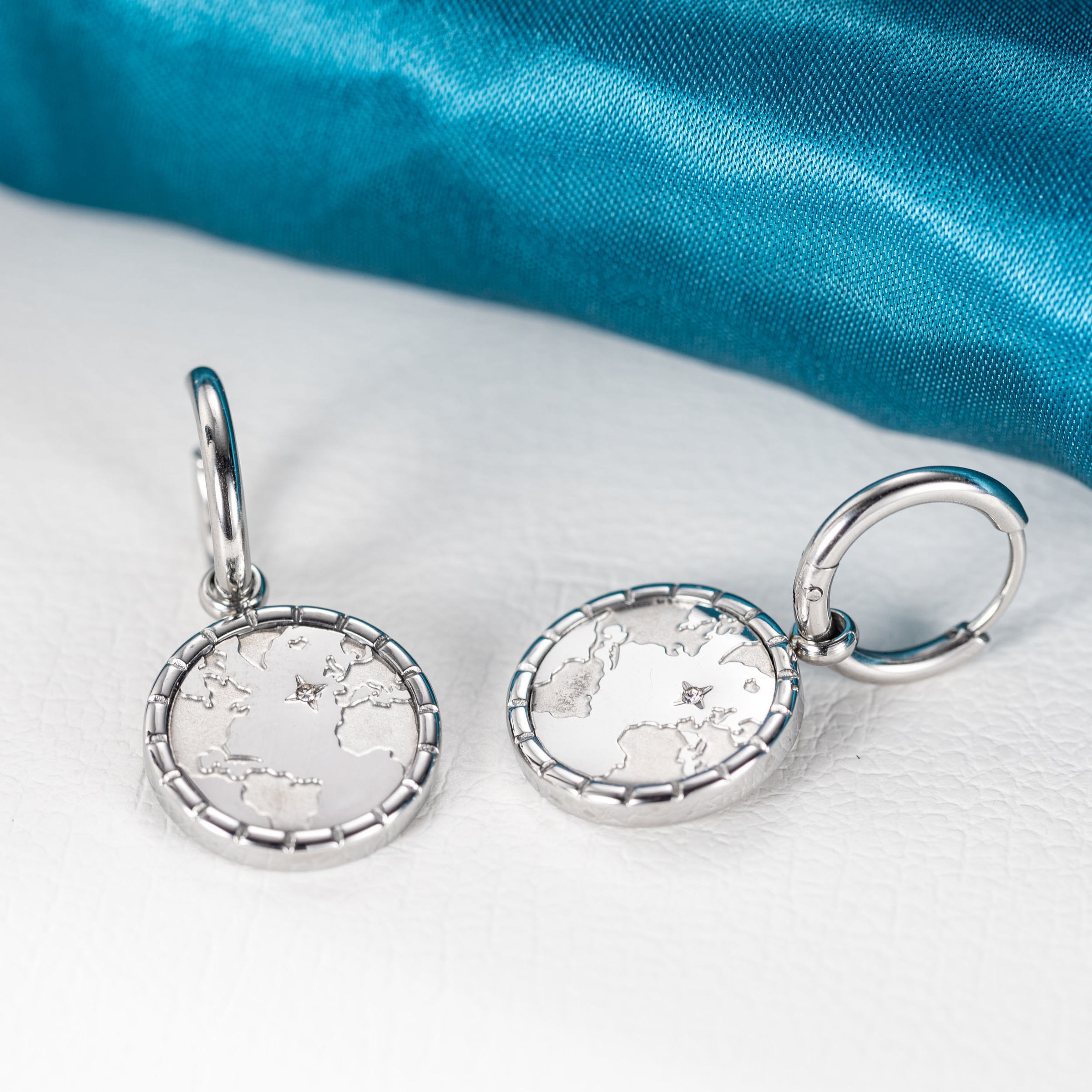 Firetti Paar Creolen »Schmuck Geschenk Edelstahl Ohrschmuck Ohrringe Planet Earth Welt« mit Zirkonia (synth.) - Einhänger abnehmbar