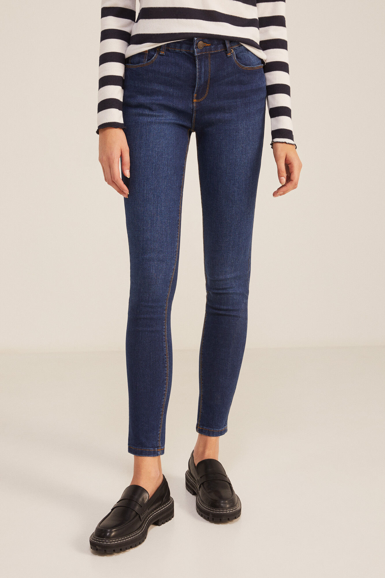 Calça jeans slim com lavagem sustentável - azul médio