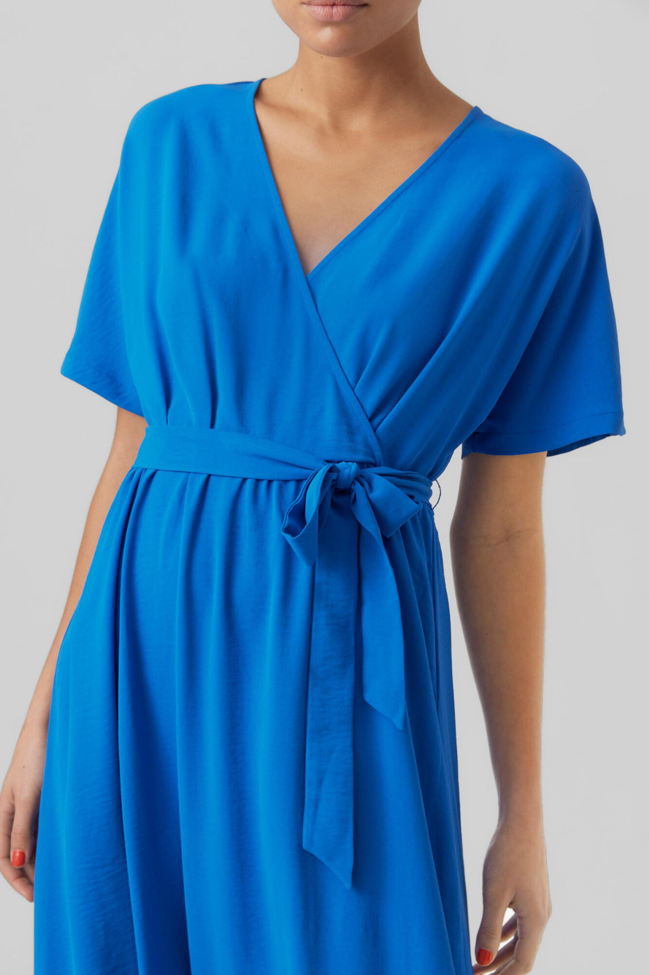 Vestido na altura do tornozelo com decote cruzado - Azul