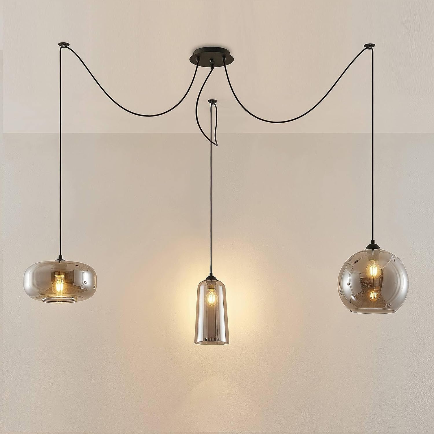 Lucande Pendelleuchte 'Zyli' (Retro, Vintage, Antik) in Alu aus Glas u.a. für Wohnzimmer & Esszimmer (3 flammig, E27) - Hängelampe, Esstischlampe, Hängeleuchte, Wohnzimmerlampe, Schwarz, Rauchgrau