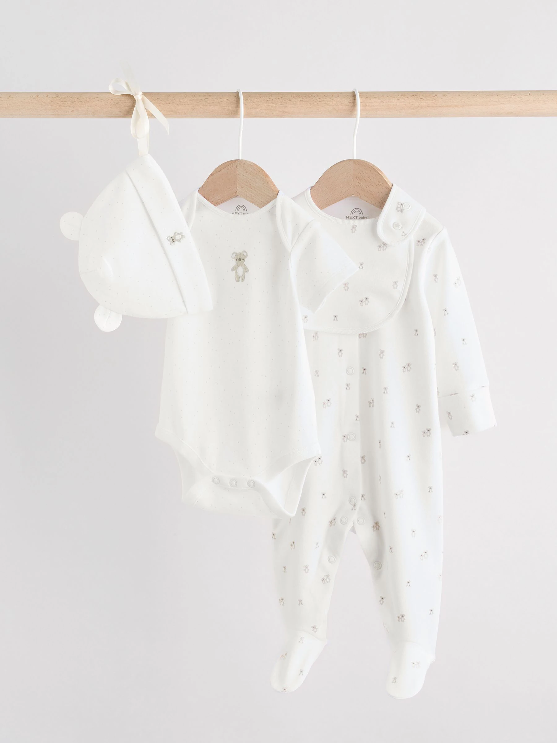 Wit - Baby Pyjama, Bodysuit, muts en slabbetje 4 -delige set (0-9maanden)