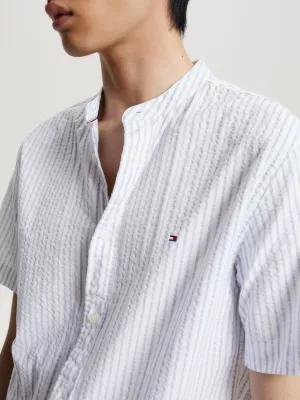 Camisa listrada de manga curta em tecido seersucker com modelagem regular.