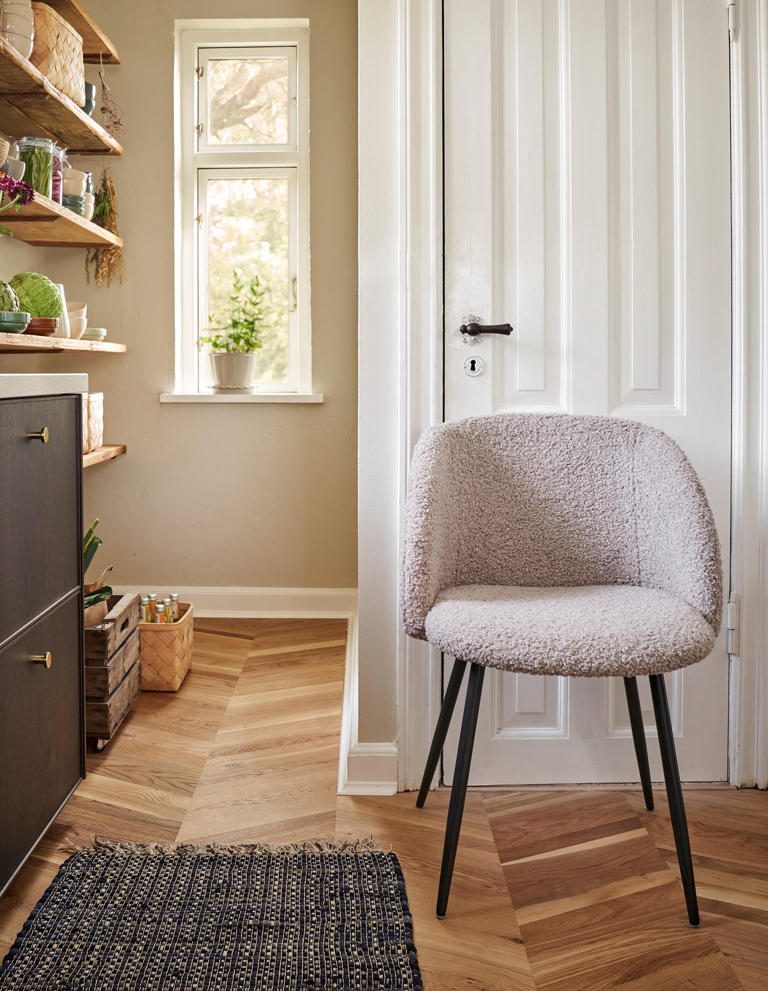 Stol i teddystof | Polyester/polyurethan/stål. 54 x 47 x 81 cm. | Light Brown